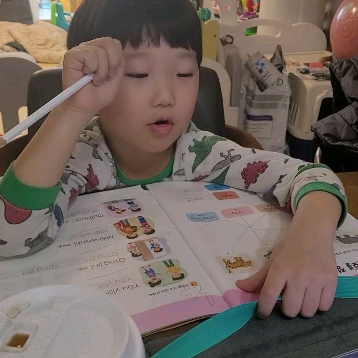 영어만큼 중요한 외국어🫠
우리때는 선택 외국어가 일본어였는데 😂
.
.
영어외 외국어는
좀더 커서 해도 된다고 생각하다가
조금이라도 어릴때 자주들려주는게
좋을것같다길래 시작해봤는데...........!
.
.
역시나 처음엔 엄청싫어했어요🥹
켜놓고 딴짓하고 중국어 싫다고 말해서
거부감주는건 아닌것같아
빨간펜 언니한테 그냥 신청철회신청했는데
언니가 딱 한번와서 수업같이 해주니
완전히 태세전환🫨🫨
공부도 하는 방법이 있더라고요
.
.
지금은 매주월요일 화상수업도 기다리리고
중국어 배우면 엄마도 가르쳐주고🤭
나도 같이하면서 1석2조로 공부중😌
나중에 동생도 가르쳐주자👍
.
.
약정기간만 하고 끝나는게 아니고
평생소장으로 가질수있어서 더 좋아요!!
어차피 필요한 제2외국어
#빨간펜 좋아요
.
.
#직원아님 #해보니좋음
#방펜일주#빨간펜도요새#도요새중국어
#제2외국어#도요새#아이캔#6세남아#유치원중국어
#아들그램#중국어하는유치부
#독학할때보다#훨씬#머리에잘들어옴