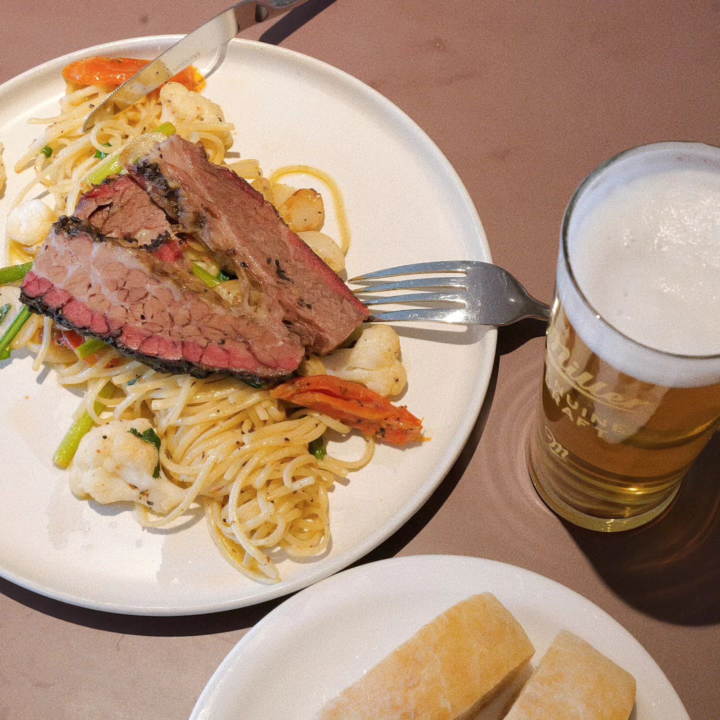 #협찬 slowyard_bbq

신랑이 좋아하는 알리오올리오를
핫플에서 먹어따.. 슬로우야드 바베큐집에 가면
런치메뉴 브리스킷알리오올리오 꼭 먹어보기.....
거기에 밀러 생맥주까지 같이.. 캬~~~~~~

분위기 맛집 슬로우야드~
다음엔 텍사스바베큐 먹어봐야지

📍 합정역 8번출구
.
.
/

#마포구맛집 #합정핫플 #합정맛집 #합정동데이트 #합정바베큐 #망원맛집 #망원바베큐 #망리단길맛집 #슬로우야드 #슬로우야드바베큐 #뷰맛집 #인테리어맛집 #데이트맛집 #연말모임 #와인
