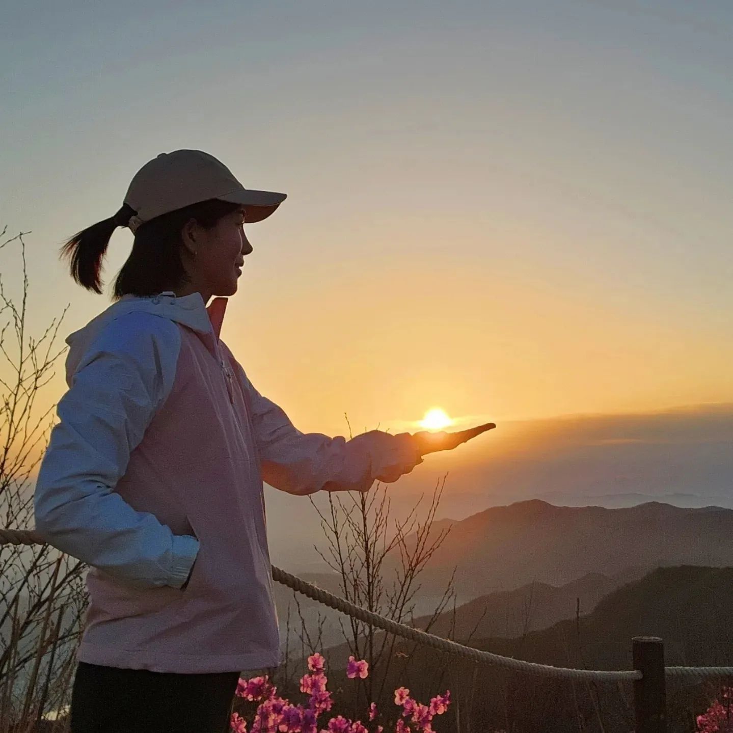 #앞산일출 🌅
 
 
잠이 안깨서 비몽사몽
정신과 몸이 붕붕 뜬 꿈속같은 산행😶‍🌫️
정상에서 일출보며 깨는 잠😴
종일 붕붕 헤롱헤롱 #일출의맛
빛나는 몽요일 되세요🙆‍♀️💕
 
 
 
 
 
 
#산수빈#등산#등산스타그램#일출#일몰
#산스타그램#백대명산#대구#산타는여자
#100대명산#대구앞산#등산하는여자
#앞산전망대#앞산정상#mountain
#hiking#대구일출#앞산#일출산행