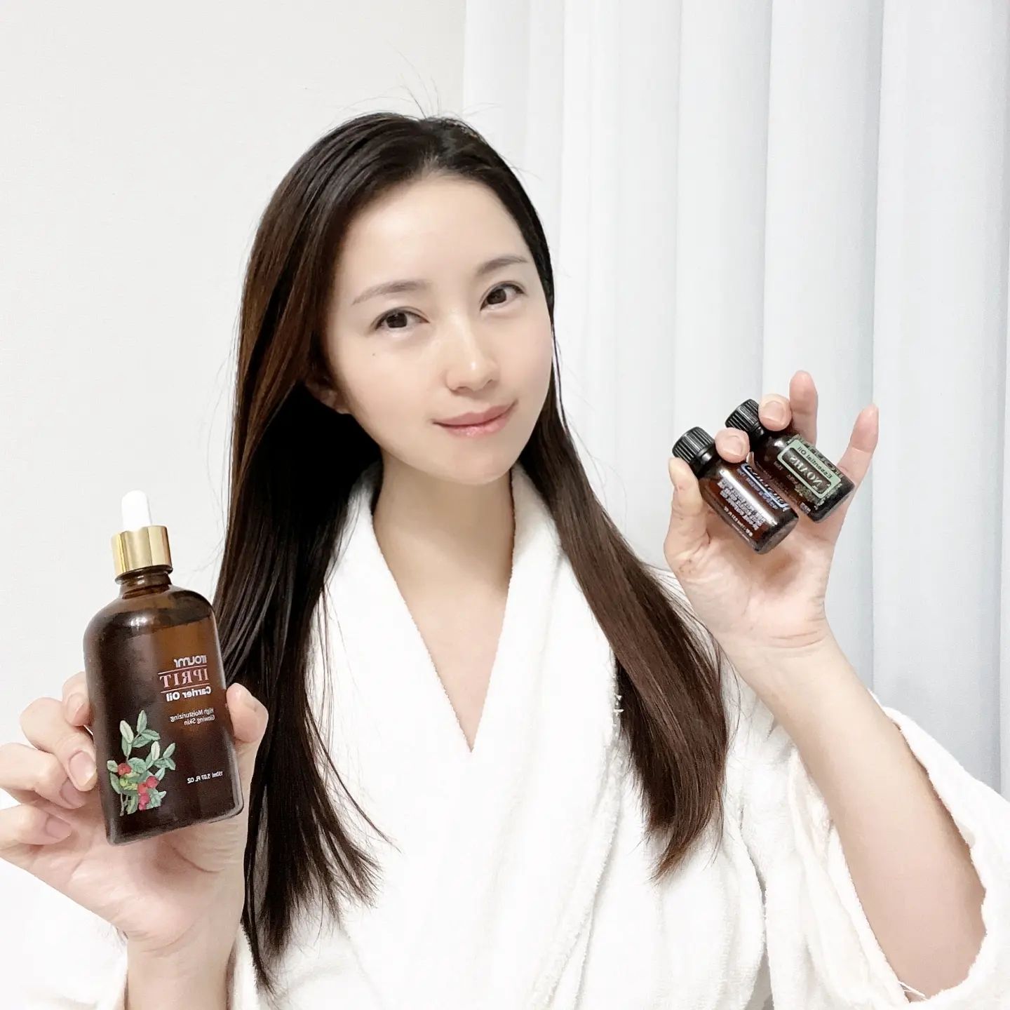 #광고

건조해지는 날씨에 피부며 머릿결이 푸석해졌는데요
#이로우미 #에센셜오일 #캐리어오일 으로 관리해주니 윤기나는거있져~~
에센셜 오일우
직접 흡입 : 불안하거나, 긴장되거나 혹은 이완이 필요할 때 손바닥에 한 방울 떨어뜨려 살짝 비벼 눈을 감고 깊게 10회가량 호흡하며 흡입하고
페이셜 오일 및 바디오일/헤어오일로 활용 : 캐리어 오일 100ml에 에센셜 약 60방울을 블랜딩해서 사용하면 되구요
얼굴에는 세안 후 물기가 남아있는 상태에 1-2방울 가볍게 전체적으로 발라주거나 평소 사용하는 스킨(이로우미토너)이나 크림과 섞어 사용하면 촉촉하고 윤기나는 피부를 관리할 수 있어욤 ~~
바디는 샤워 후 물기가 마르기 전 적당량을 덜어 바디 전체에 꼼꼼히 발라주면 건조함이 사라지는데요
헤어에는 잦은 펌이나 염색으로 손산된 모발이라면, 샴푸 후 드라이 전에 머리끝에 가볍게 발라준 후 말려주면 푸석해진 머릿결도 건강하게 바뀔 수  있어요^^

#이로우미 #치유오일 #생약초 #테라피 #페이셜 #헤어 #바디 #오일 #페이스오일추천#바디오일추천#건조한피부관리