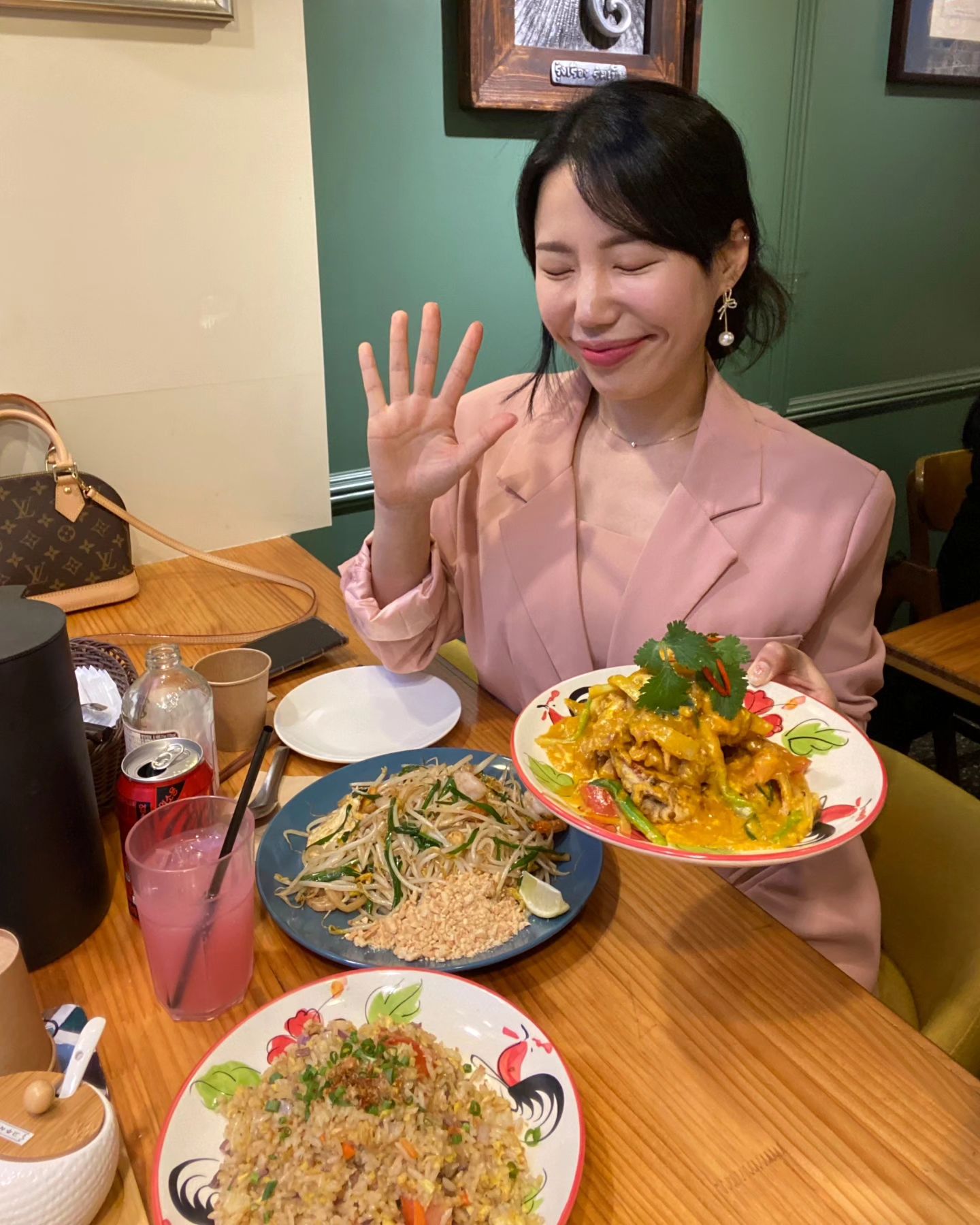 부산 서면에서 즐기는 태국 아임타이🇹🇭
한국인 셰프로는 최초로 태국정부에서 수여하는 타이셀렉트를 회득한 셰프님이 운영하시는 아임타이는
이국적인 분위기에서 연인이랑 데이트하기 너무 좋은 맛집❣️
.
🍽코기픽 Cset 뿌님 팟 퐁커리(소프트쉘크랩 + 팟타이 + 마늘계란볶음밥)
3음식다 태국향 물씬나지만 한국인 입맛에도 찰떡에
향신료향도 강하지 않아서 맛있게 먹었어요.
테이블마다 셀프로 간을 더할수있는 소스도 있어서 
입맛대로 취향대로 먹을 수 있어서 더 좋았어요!👍
.
태국요리와 동남아 요리에 대한 연구를 끊임없이 하시는 
셰프님덕에 맛있는 저녁먹고 와서 즐거운 주말을 마무리했습니다💖
.
.
#서면맛집 #아임타이 #서면핫플 #부산맛집 #전포동맛집 #부산세계음식 #서면팟타이