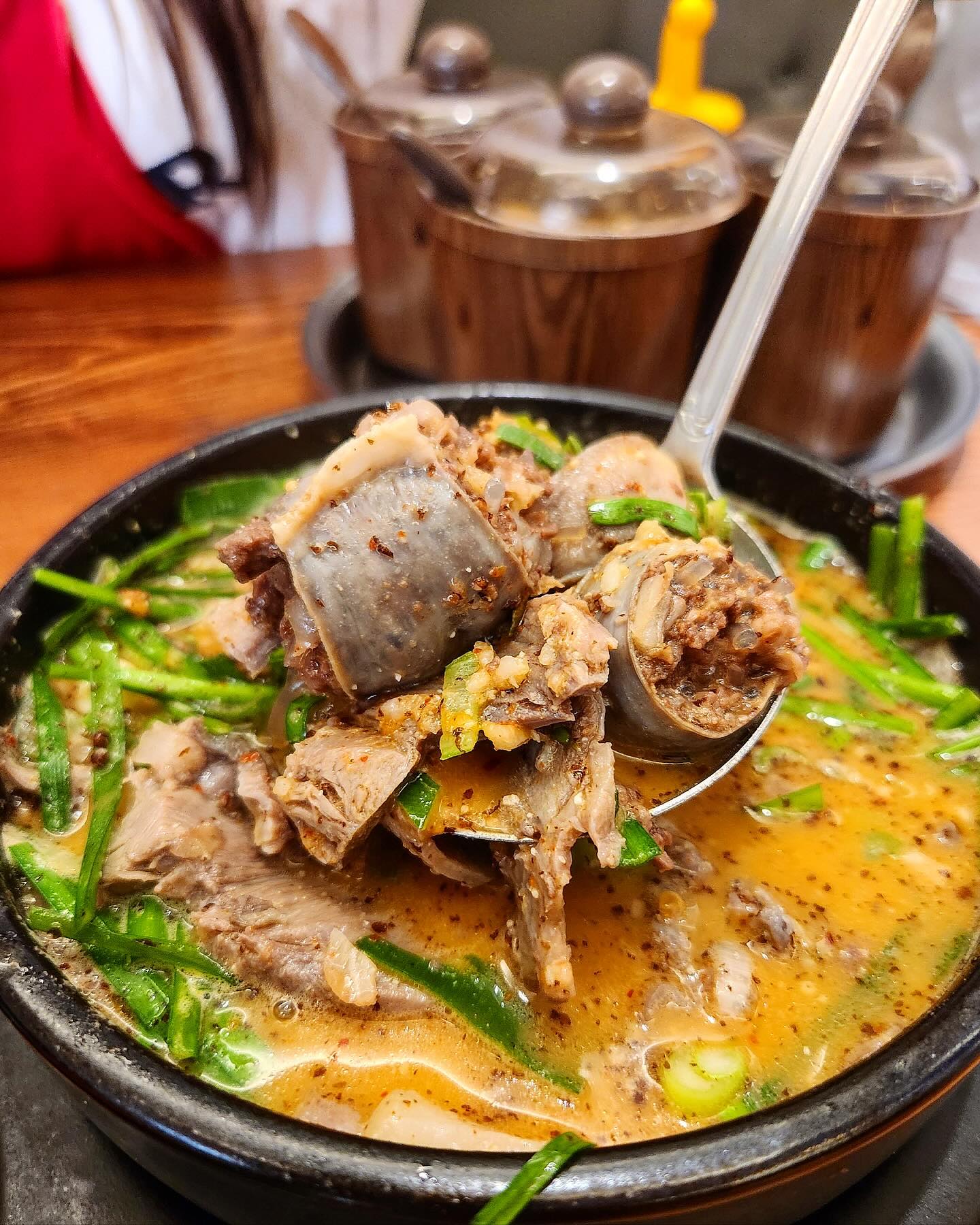 #협찬 시청역에 위치한 한국인 소울푸드 순대국맛집 #담원순대 

국밥충 부부인 우리가 한입먹자마자 따봉을 날려버린👍 순대국은, 다진마늘을 듬뿍 넣어먹으면 맛있다는 사장님의 안내를 듣고 바로 듬뿍투척했는데요. 다대기도 국밥안에 들어있어 휘저으면 빨게지는 국물에 찐하고 마늘향 가득한게 한번도 맛보지못한 이집만의 매력이 가득한 순대국이었어요. 또 이집 순대가 정말 너무 맛있더라구요. 전 순대국에 순대보다 머릿고기를 더 좋아하는데 요기는 머릿고기도 순대도 너무 맛있어서 순대까지 다 먹었답니다.

또 전골에 끓이면서 계속 따끈하게 먹을 수 있는 모듬수육은 술 안주로 딱! 뽀얗고 담백한 국물에 각자 매력이 다른 머릿고기와 순대가 다양하게 들어있어 같이 주신 초장소스에 찍어먹으면 완전 맛도리랍니다. 🫶

점심,저녁 시청역 직장인분들에게 사랑받는 담원순대! 
또 생각날 것 같아 검색해보니 가까운 강남점에도 생겼더라고요 럭키!💕 가까운 강남점도 종종 가게될 듯! 

🍄담원순대 시청본점 
🍄서울 중구 세종대로9길 52 (서소문동) 1층

#순대국 #순대국맛집 #뼈해장국 #순대 #해장국 #서울시청맛집 #시청역순대국 #포블로그 #서울남대문맛집 #순대 #국밥맛집