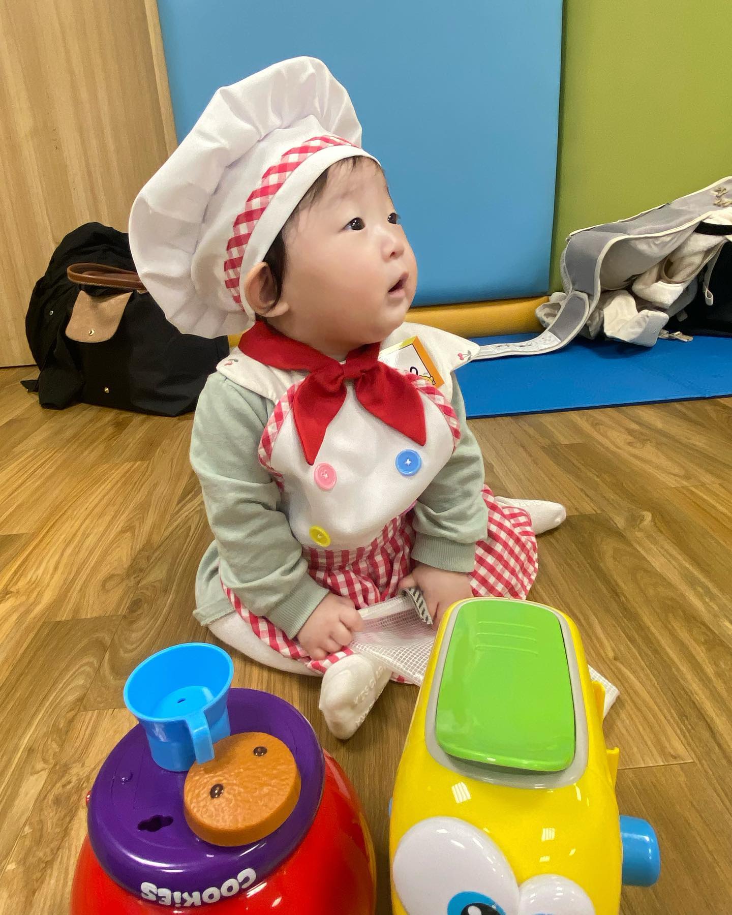 D+244 💕

그동안 아파서 못갔던 문센 !
오랜만에 다녀왔지요 😃
오늘은 빵가루로 빵을 만들어본
베이비들 🍞🥨
우리 이서는 또 무서워해 엄마 품으로 
쏘옥 안겨서 눈으로 구경 👀 
오늘보니 무서워 한다고만 생각했는데 
졸려서 그런거 같기도 하네 🥹
그래도 오늘 친구들 만나고 와서 
좋았지이 🥰 아프지말고 열심히
놀러다니자 ☺️