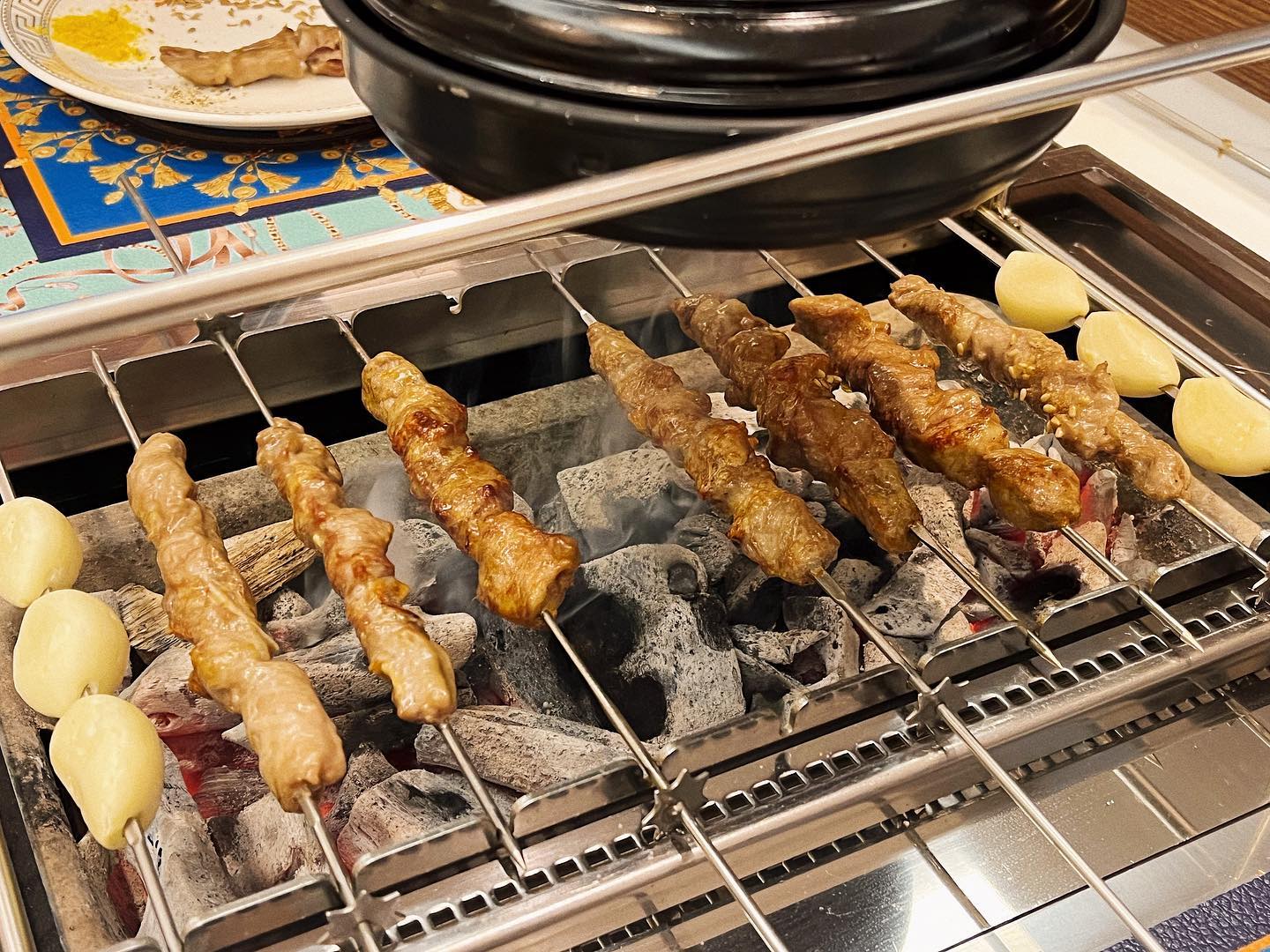 🏷 세종 도담동맛집 #방원양갈비양꼬치

📍 세종 보듬3로 8-29 해피라움6 2층 206,207호
📍 토~일 12:00~18:00

양꼬치를 진짜 좋아해서 많은곳을 먹어봤지만!
최근 먹어본 양꼬치 중에 가장 맛있었던 곳 😊😊
진짜 가본 곳 중 가장 깔끔한 인테리어의 양꼬치집이고
인원수에 맞게 테이블도 분리되어 있어서 지인들과 방문하기 좋았다.
룸으로된 곳도 있어서 회식하기 진짜 제격인 장소다.
양꼬치는 양갈비, 양삼겹 등 종류별로 있어섯 모듬을 시켜도 좋을 듯하고
꿔바로우, 지삼선 등 요리메뉴도 있어서 함께 시키면 더 맛있게 먹을 수 있당 ㅎㅎ
특히 계란볶음밥은 정말 넘사이니 꼭 시켜볼 것!
조만간 다시 방문해서 꿔바로우랑 다른걸 먹어볼 예정이다 ><

#세종맛집 #방원양갈비양꼬치 #세종도담동맛집 #도담동양꼬치 #도담동양갈비 #도담동회식장소
#도담동모임장소 #세종양꼬치 #세종고기집 #미블협찬 #오지기 #지기크루