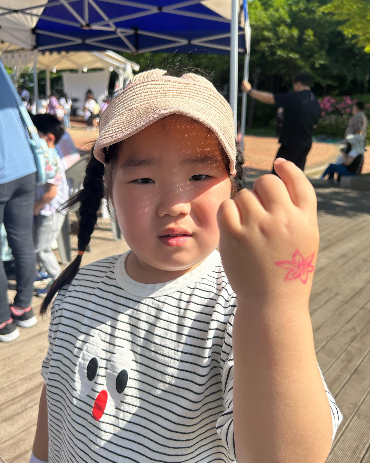 -
선우는 유연성 테스트도 하고~~ 
생각보다 유연햌ㅋㅋㅋㅋㅋ
바디페인팅 부스 가서 자기 스타일대로 디자인 픽ㅋㅋㅋ
귀엽🩷💚

#바디페인팅 #꽃페인팅 #러브어스페스티벌