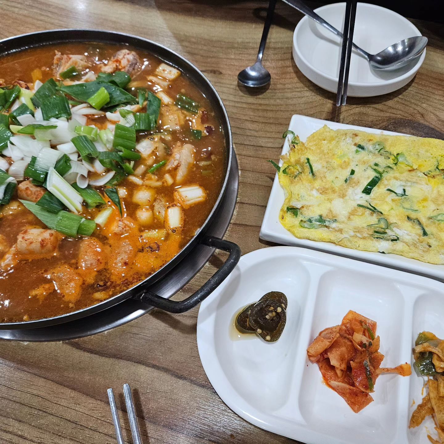 #230906_230910 #01
#먹부림 #😋 #❤️
#부산여행

#그집곱도리탕본점 
✅️ 그집곱도리탕. 평일 점심에 가서 그런지 사람은 많이 없었는데 왜 맛집인지 알 것 같다
✅️그집곱도리탕. 곱 그득, 고기 그득. 심지어 양파까지 맛있었던 집!!!
✅️그집곱도리탕. 볶음밥 필수!!!

#해운대애코랜드
✅️애코랜드. 유자스무디랑 그린티프라푸치노 시켰다. 유자스무디 존맛탱
✅️애코랜드. 허스키카페... 허스키 4마리 불러도 듣는 척도 안하지만 애정해 얘들아

#해운대황금조개구이횟집
✅️ㅋㅋㅋㅋㅋ 가지마세요^^
✅️ 조개구이 중(6만원)이 저 구성이 끝!! 

#해운대강호
✅️강호. 조개구이집에 빡쳐서 들어간 중화포차. 깐풍기랑 레인보우샤베트 시켰고 맛있었당
✅️강호. 조개구이에 빡친 마음 다 풀리는 맛!!!