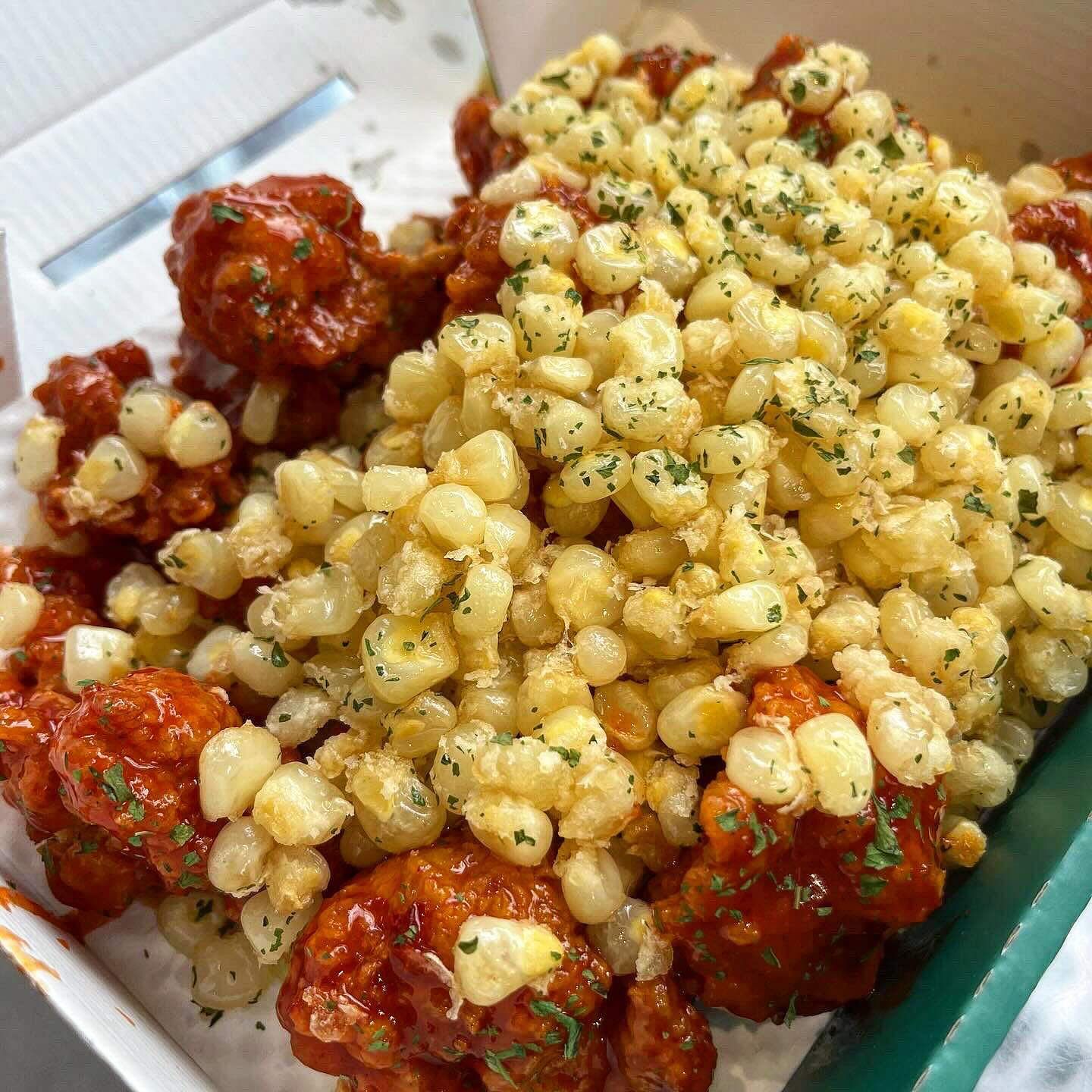 옥수수🌽+닭강정?🔥 이 조합 만세만세 만만세 <강릉닭강정> 

옥수수 쫠깃쫠깃 매콤한 소스에 바삭-!한 닭강정!
강릉간다면 <저장필수> 🌽

✅주로 테이크아웃, 내부 식사 2테이블 정도
✅옥수수 꼭꼭! 그래야 저 비주얼 나와요
1-2인은 옥수수 대로 변경, 2-3인은 옥수수토핑추가

📝가격 
옥수수닭강정 매콤(1-2인) 16,000원
옥수수 대로 변경 1,000원 추가
 
#노또인증 ⭐️⭐️⭐️⭐️⭐️

#강릉맛집