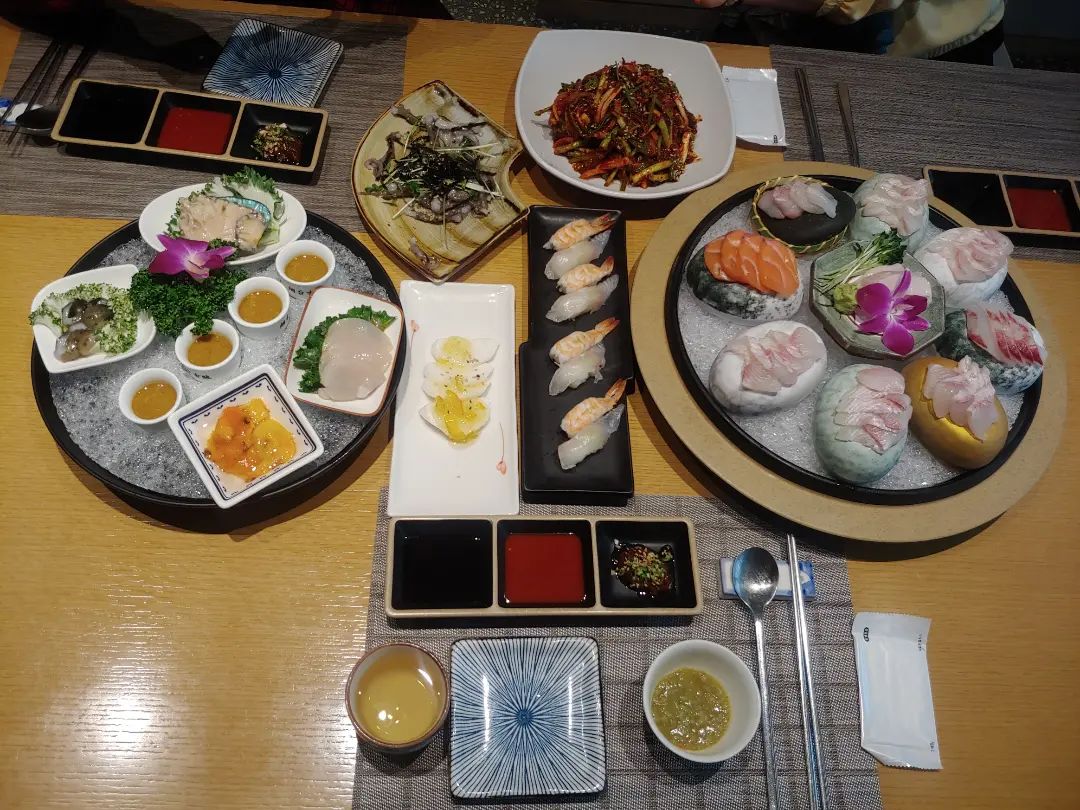 메뉴가 너무 많다
에이본호텔 일식당 
명월에서 코스요리 
군산여행에 맛여행