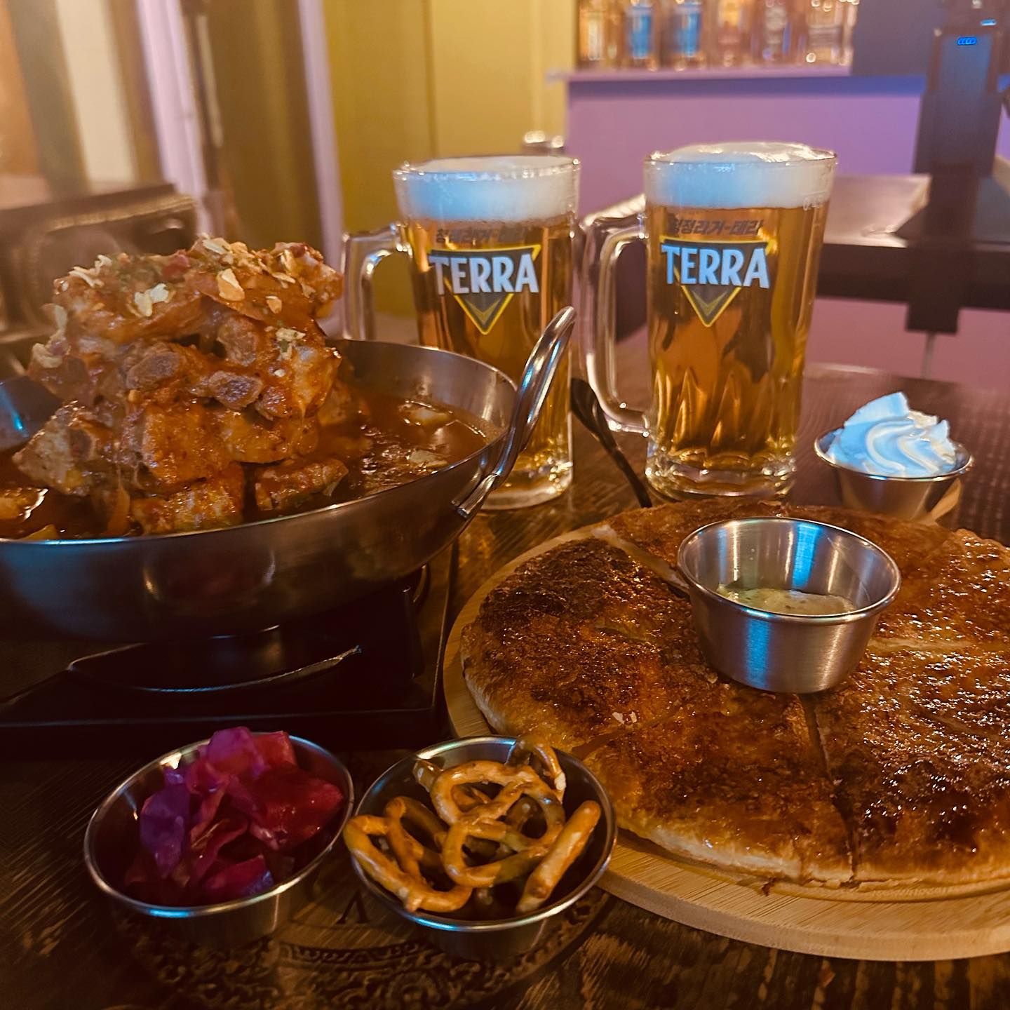이태원역 맛집 프립

🫧이태원역 1번출구에서 도보로 5분거리에 위치한 신규 매장 프립

🫧매장 외부부터 크리스마스 분위기 물씬 나는 산타와 크리스마스트리💚❤️

🫧대형스크린이 있어 뮤비도 볼 수 있고 아늑한 분위기에서 맥주나 하이볼 한잔 곁들이기 딱 좋은곳❣️

🫧매콤등갈비스튜 + 파스타면 & 패스츄리메이플시나몬파이 & 생맥주2잔

🫧매콤등갈비스튜는 등갈비를 20시간 이상 손질 숙성과정을 거쳐서 엄청 부드러워 손쉽게 쏙쏙 잘빠져 먹기 너무 편함>.< 반 정도 먹었을 즈음 파스타면 추가해서 먹으면 더더 맛나는 스튜❣️

🫧패스츄리메이플시나몬파이는 무조건 강추👍🏻 생크림에 찍으먹으면 단단조합! 갈릭디핑소스에 찍어먹으면 단짠조합 완성❣️
시그니쳐 메뉴 답게 아는 맛인듯 모르는 맛인데 바삭하니 넘넘 맛남!! 이거 먹으러 재방문 각🤍

🫧위층에는 파티룸처럼 넓은 공간에 이쁘게 꾸며져 있어 연말에 친구들과 파티하러 오기 딱 좋은곳

🫧나갈 때 프립 스티커와 가글까지 주시는 센스 넘치는 곳❣️

🫧주소 : 서울 용산구 이태원로27가길 54-8 1층

🫧영업시간 : 화 - 목,일 17:00 - 01:00
  금,토 17:00 - 03:00(매주 월요일 휴무)

#이태원맛집 #이태원술집 #이태원역술집 #이태원프립 #이태원파티룸 #이태원역맛집 #이태원등갈비 #협찬 #리뷰노트 #먹팔맞팔