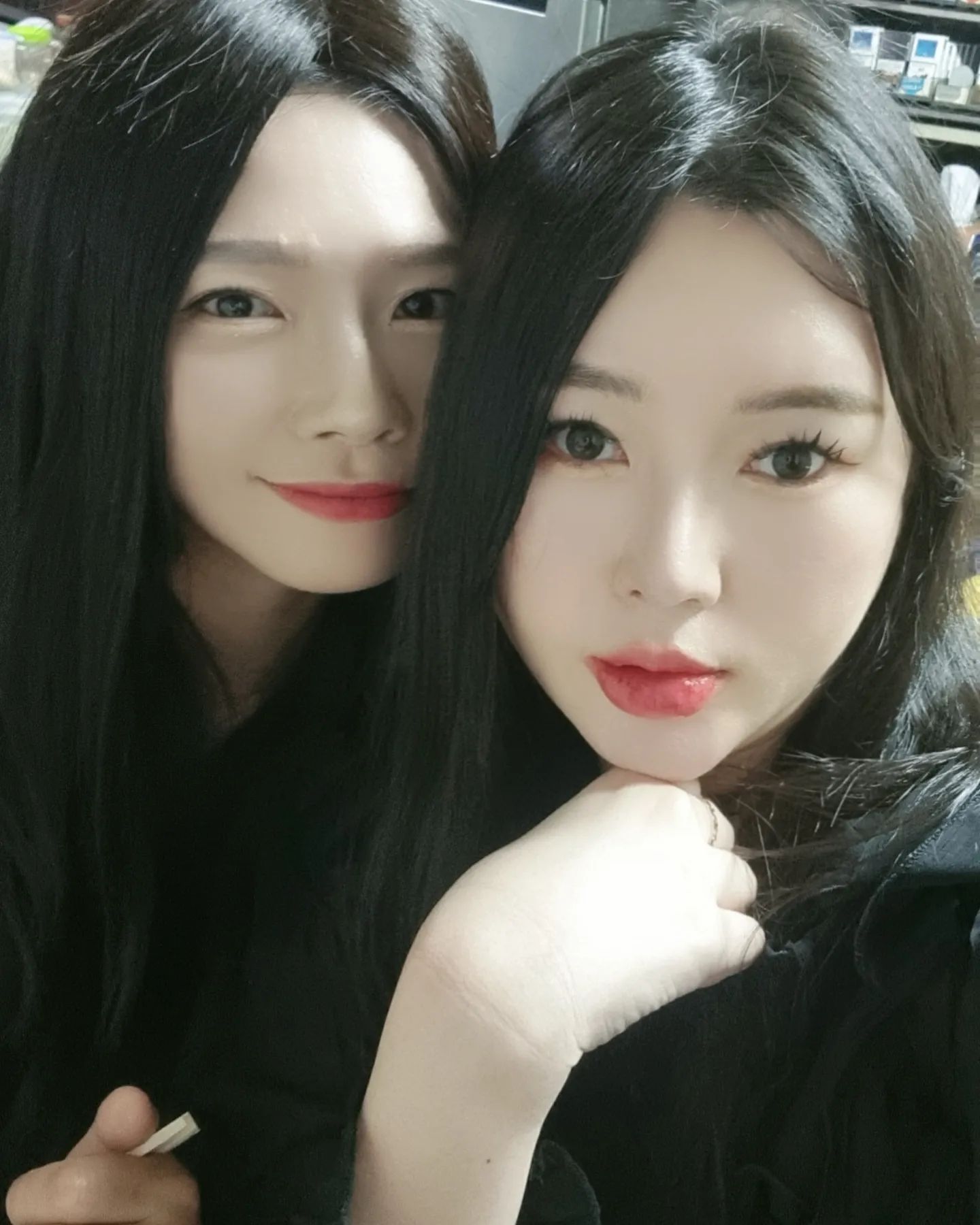 브이라인 홀릭 옆에 있으니 투턱이..더 돋보이네🤣🤣
투턱이 없어질때까지 다욧..(포샵 따윈 안함..살빼고 비교하기 위해서)
둘다 야장 노포를 좋아해서 이틀동안 저런곳만 골라서 다녔네
담주도 그럴 예정!!^^
이태원에 있는 삼일포순이집 테이블이 3개 밖에 없어서 일찍 가야됨!
노부부께서 운영하시는데 
가격도 착하고 엄청 친절하셔서 좋았당
물론 음식도 맛있었음
부추전, 제육볶음, 라면, 소주도 몇병 마셨는데
4만원도 안나왔음!!
기회되면 한번 더 가야징👍

#블리블리#서울#이태원가맥집#삼일포순이집#찐친그램#야장#노포#좋아요