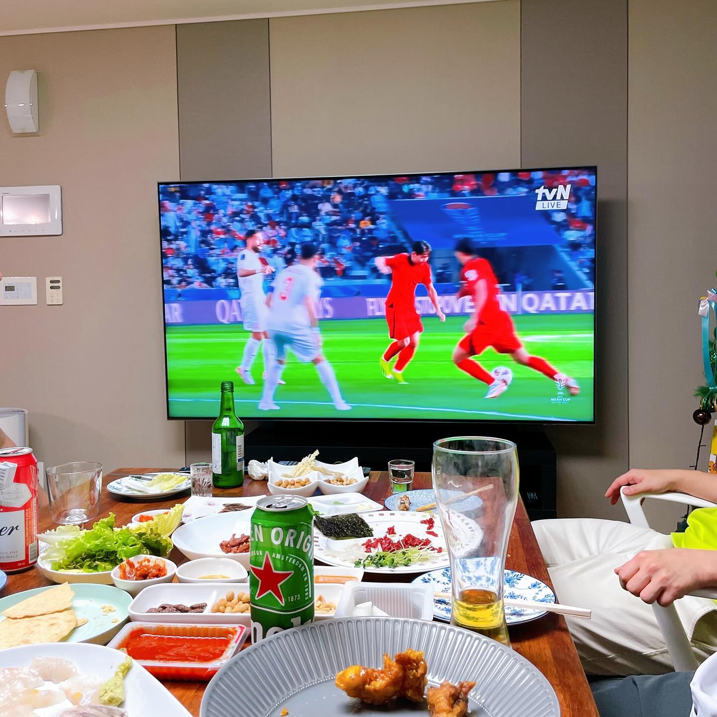 .
.
축구같이보쟤서 윗라인으로 올라옴.
축구는 일찍 끝났지만
우리의 모임은 새벽 세시까지 끝나지않았다..🙄
#네가족 
#토할것같아 😵‍💫