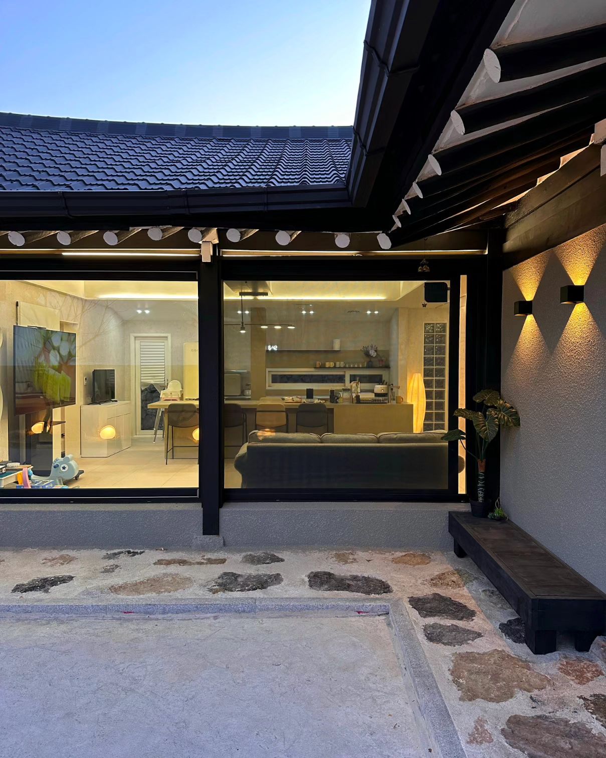최대 15인 까지 이용 가능한 독채 풀빌라 신상숙소
여수 77돌담 한옥 풀빌라🤍

백야도 바다가 한눈에 보이는 곳에 위치한 곳으로 77년 
된 여수 최초의 한옥을 풀빌라로 리모델링해 고풍스런 
분위기를 느낄 수 있어요!

추가비용 없이 이용 가능한 실내 온수풀과 자쿠지,바베큐존, 노래방까지 완비되어 있고 침실도 3개나 있어서 
가족 단체 숙소로 찾고계신 분들에게 적합하답니다✨️

4월까지 20% 할인된 금액으로 이벤트 중이니 여수 단체 
여행 계획 중이시라면 77돌담 한옥에서 머물러보시길 
추천드려요!

🏠77돌담한옥 77doldam_hanok
🎈전남 여수시 화정면 백야2길 10-8
*숙소 소개차 방문하였습니다

◽체크인 15:00 / 체크아웃 11:00
◽기준 6인, 최대 15인
◽실내 온수풀 수영장,자쿠지,바베큐장,노래방
◽마당,거실,주방,침실3,욕실2,웰컴드링크
◽여수 백야도 바로 앞 위치
◽4월까지 20% 할인 혜택