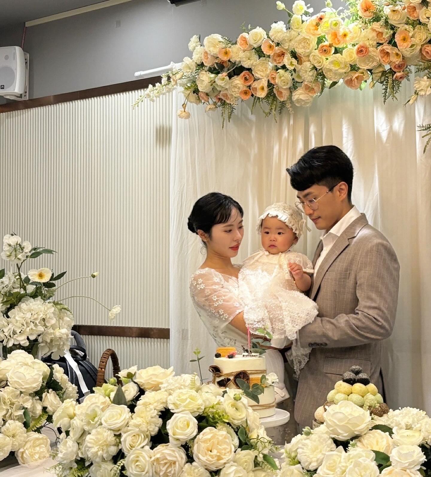 🎂 서아의 첫 생일 🎂

우리 공주 1년동안 너무너무 밝고 건강하고 씩씩하게 잘 커줘서 고마워👶🏻🤍 활발함이 많이 지나쳐서 때론 힘들때도있지만.. 그래도 그만큼 걸음마도 말도 뭐든 빨라서 좋아! 요새 새벽에 깨서 많이울고, 엄마껌딱지라 지칠때도많은데 엄마한테 와서 애교부리는 서아를 보면 사르르 녹는다 증말🥹 엄마 아빠가 힘내서 서아 잘 키워볼게! 윤서아 사랑해🐣🫶🏻나도 드디어 #돌끝맘 숙제끄읕!
