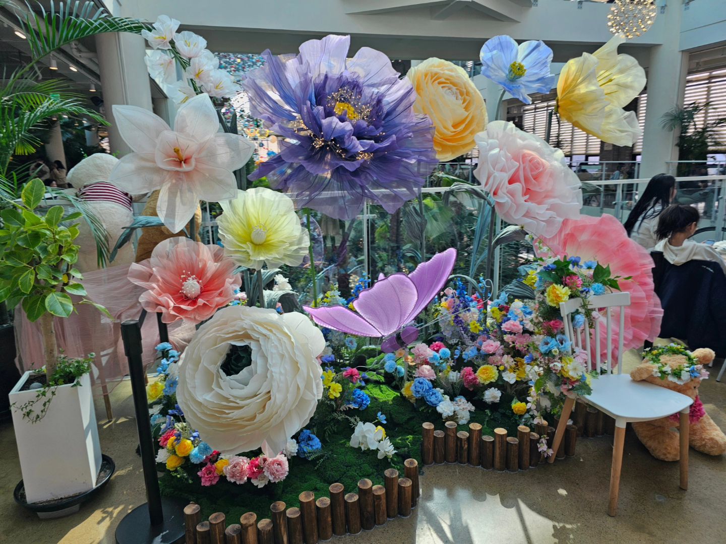 ...

인천 사진찍기 좋은곳.

포레스트아웃팅스 송도점.

봄스타일로 인테리어를 바꿨네.

아아 6,800원.

딸기가득한 빵들도 많고.

이런데는 몇시간 죽때려야하는데 ㅋ.

그래야 뽕을 뽑지.

1시간도 안되어서 나온 우리가족 ㅋㅋ.

#포레스트아웃팅스.
#포레스트아웃팅스송도.
#인천핫풀.
#인천가볼만한곳 
#인천카페.
#인천대형카페. 
#내돈내산.