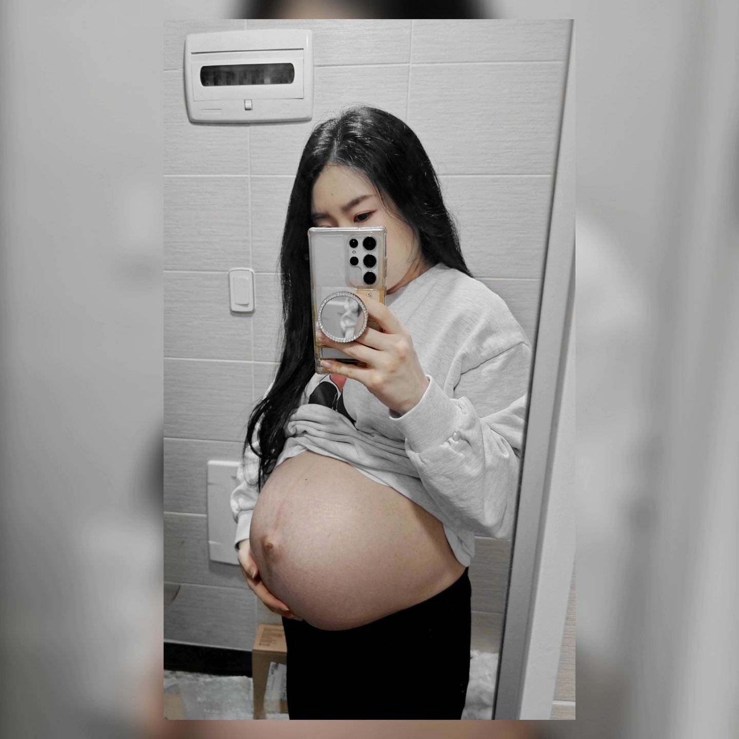 #주수사진 

ㅤㅤ
내일모레 출산이라 해도 믿을 만큼 많이 나왔지만
아직 29주 임산부🤰

무겁고 골반도 아프고 소화도 안되고 잠도 제대로 잘수 없지만
건강하게 잘크고 있으니 엄마는 괜찮아!!!

우리둘찌도 언니닮아 주수보다 크다고...
38주쯤 만나자🫶

서여니때는 2주마다 주수사진 남겼는데
베리는 .....미안해👉👈
지금부터라도 많이 남겨볼게..❤️

ㅤㅤ

#배뚠뚠이 #임산부 #둘째맘 #딸맘 #자매맘 #29주2일 

ㅤㅤ