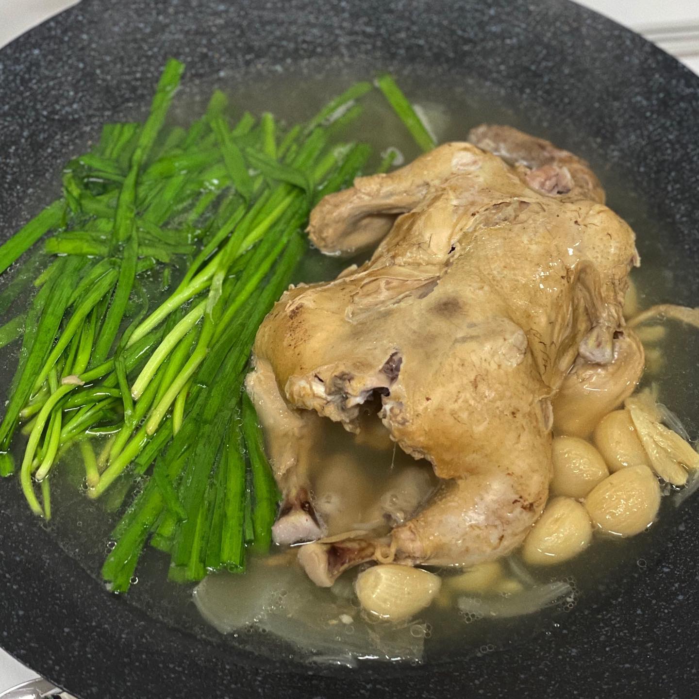 컨디션 저하로 인한 몸보신 음식🍗

부추 듬뿍 넣은 닭백숙 먹었어요🤍
남편이랑 닭 먹으면 좋은 점은 다리랑 날개가 다 내꺼라는 점..😌

#남편요리 #닭백숙 #신혼밥상 #집밥 #먹팔