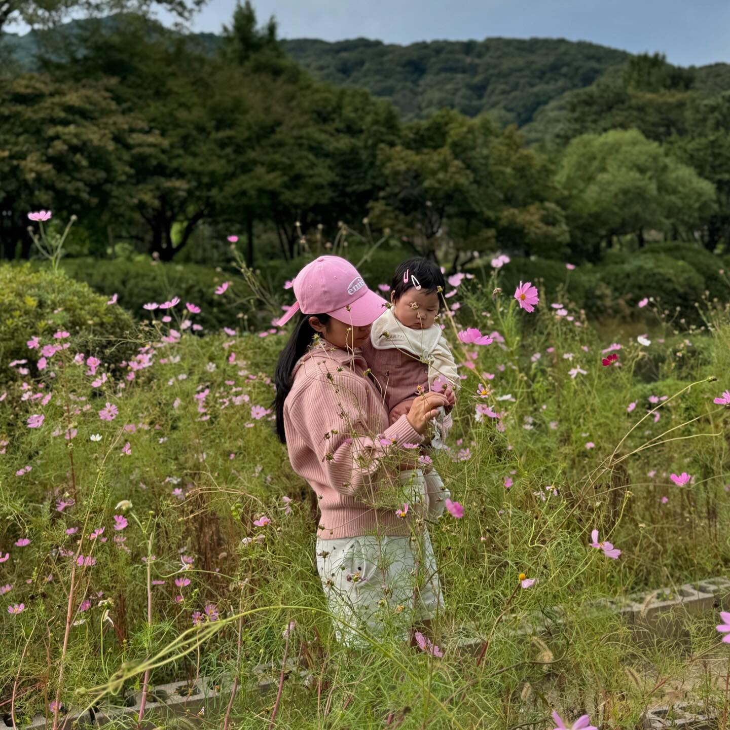 💓엄마딸💓
세은이 아닌 새이맘으로 살아가는 요즘이지만
그래두 벌써 익숙해졌고 또 이것두 나쁜 삶은 아니구나- 싶다 .ᐟ 

글치만 육아는 넘 힘들고 버거울 때가 많지요.
그럼에도 새이 보면 또 힘이 나고 참 아이러니〰️🥹

내가 널 태어나게 했으니 최선을 다해야지 잘해야지 되새기며
매일매일 사랑해줄게 움뽀뽀~~~~~💓💓