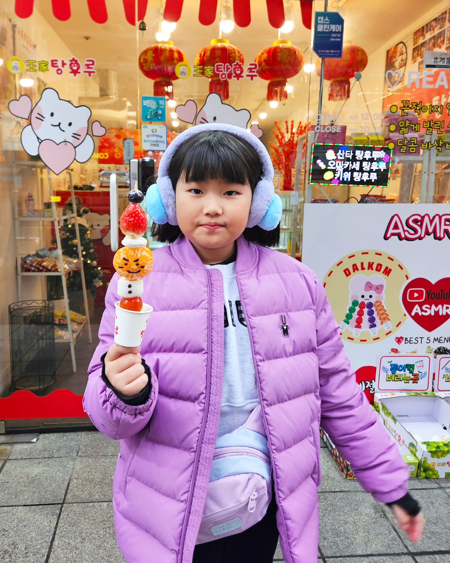 🎅🍢

엄마 산타탕후루가 나왔대요🎅🍢 어쩌라고?🤣ㅋㅋㅋㅋ몇일을 노래 불러서 사줬는데 어찌나 맛나게 먹는지~~~건강에 안좋으니 한달에 두번?만 먹기로ㅋㅋ

간김에 참새방앗간 다이소가서 제비닮은 수달귀마게도 득템~~🥰 이게 뭐라고 제비 왕 신났슈❤️
ㆍ
ㆍ
ㆍ
#왕가탕후루 #산타탕후루 #다이소 #수달귀마게 #제비모녀 #하원후데이트