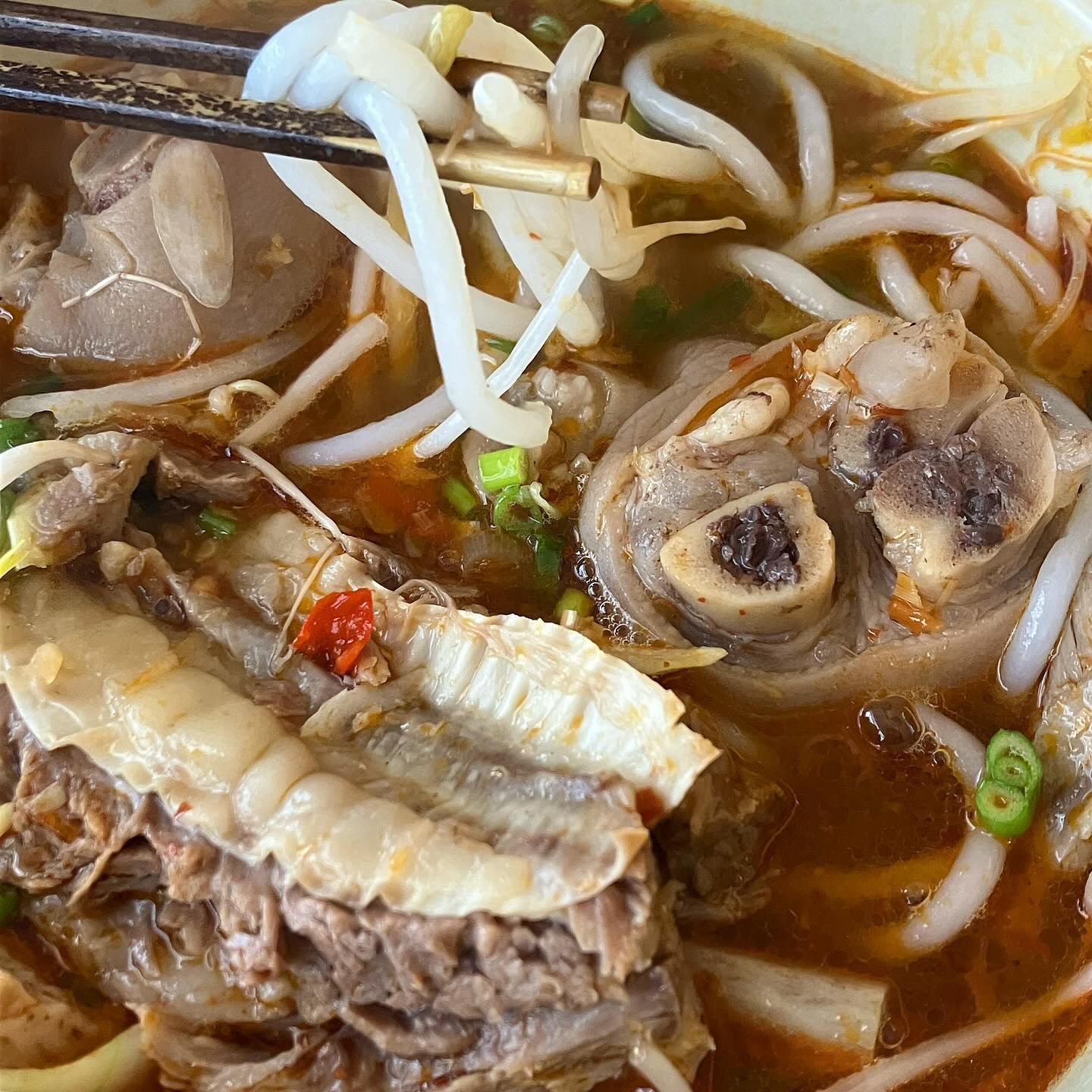#해피밍맛집 #포유 #성수쌀국수
☀️ [서울 성수] 포유 ☀️
아직 웨이팅, 브레이크 타임 없는 신상 맛집! #족발쌀국수 ✨

🔍족발 쌀국수 14,800원
너무 궁금해서 시켜본 메뉴!
3단으로 된 항아리에 소스,야채, 메인쌀국수가 나와요!
비쥬얼 쇼킹이라 먹을 수있을까..? 싶었는데
대박 요 메뉴 진짜 꼭 드셔 보세요!!🤍
족발, 소등갈비, 베트남 고기 햄 등이 들어가 있는데 
면보다 고기가 더 많은 쌀국수🤤
국물 맛도 매콤-칼칼하니 계속 들어가요😍
그 맛이 잊혀지지 않아서 바로 재방문 했던 곳!🐷🐷

🔍팟타이 13,000원
 팟타이는 모두가 아는 딱 그 맛!
달달고소 하면서 해물과 야채도 넉넉하게 들어있어요!
특별함이 없어 조금 아쉬웠던..!

🔍짜조
리뷰이벤트로 받은 짜조!
고기가 알차게 들어가 있고,
겉바속촉 완전 최고쟈나..🤍
향수같이 뿌려먹는 피시소스도 신기하고 재밌었어요!

📍서울특별시 성동구 연무장길 41-26 1층 포유성수
📍영업시간 매일 11:00-22:00 라스트 오더 21:30
📍전화번호 0507-1470-5516

✅ 자세한 후기는 블로그에서 확인 가능합니다!

#성수맛집 #성수동맛집 #성수동쌀국수 #성수팟타이 #성수동쌀국수맛집 #먹스타그램 #먹팔맞팔