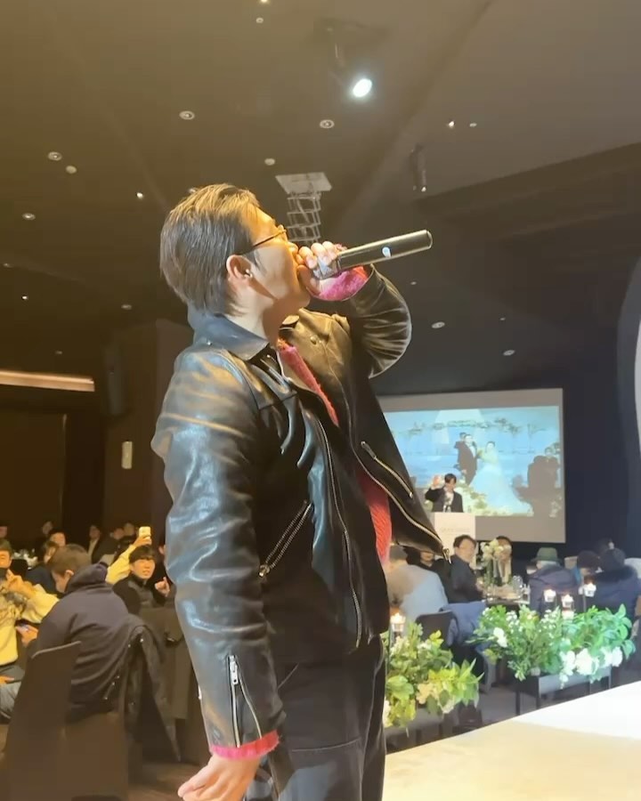 우리의 결혼식을 더욱 풍성하게 만들어 준 소중한 친구들 💜

나의 스치는 말 한마디 잊지 않고 함께해 준 의리남 행주

우리 커플이 반한 천상의 목소리 다미 언니

내가 언제, 누구와 결혼해도 당연히 사회는 너, 김기리!

우리의 너무 귀하고 소중한 날을 함께해 주신 모든 분들이 잊지 못할 날이었다, 유쾌하고 즐거우며 또 아름다운 순간이었다  해 주시는 건 모두 셋의 공이었어요 
완벽했다!!
다시 한번 감사합니다 🫶🏻

사진이 없어 글로만 전하지만
내게 너무 소중하고 애뜻한 동생이자 친구이자 가족 같은 큐 qurade_q 

야구를 향한 마음과 노장 투혼이 아름다운 선수 경은이 오빠

우리 둘이 결혼할 수 있을까 항상 의심을 놓지 않았던 혁재 오빠 vincent.06.01 

셋 다 혼자하는 줄 알고 준비한 ㅋㅋ 귀하디 귀한 축사도 감사합니다!

너무 행복했던 결혼식이었어요 👰🏻‍♀️🤵🏻