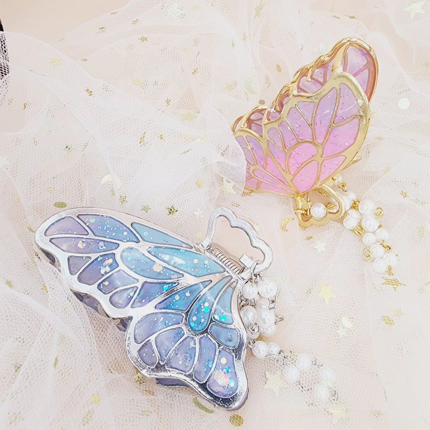 #율하의선물 •*¨*•.¸¸☆*･ﾟ
살랑살랑 파스텔 나비 🦋

파스텔의 색상도 예쁘고~ 그라데이션도 예쁘고~
반짝반짝 글리터까지 더하니~ 아고 예뻐라 🌸
여기까지 만들고~ 짐 정리해야지 😄
3일에 만나요 🥰💕

#나비집게핀 #레진아트 #레진공예 #레진나비 #집게핀 #반묶음집게핀 #헤어핀 #파스텔나비 #네일글리터 #레진 #레진집게핀 #특별한선물 #핸드메이드 #나비 #플리마켓 #크리스마스마켓