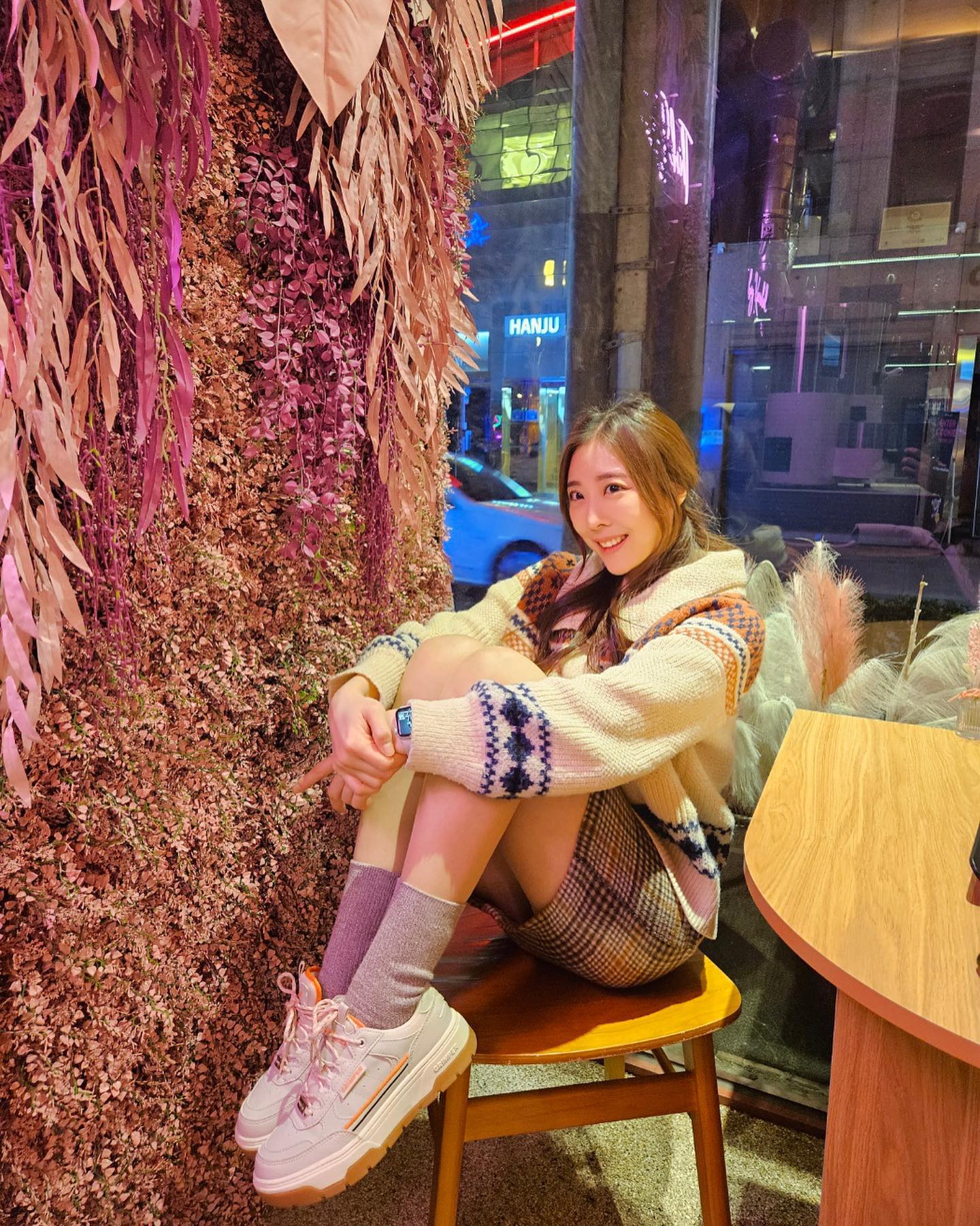 #협찬 grimper_official 
메리핑크크리스마스💗💖💘🎀
요즘 날씨 가을 겨울 그 사이 어딘가🫣🍂❄️
.
글림퍼 진짜 데일리하게 치마 바지 다 잘 어울려서 맨날 신게 되잖아..🧡
뮤지컬 썸데이팀이 인정한 편하고 예쁜 운동화🫶🏻

#글림퍼#글림퍼스틱러기드
