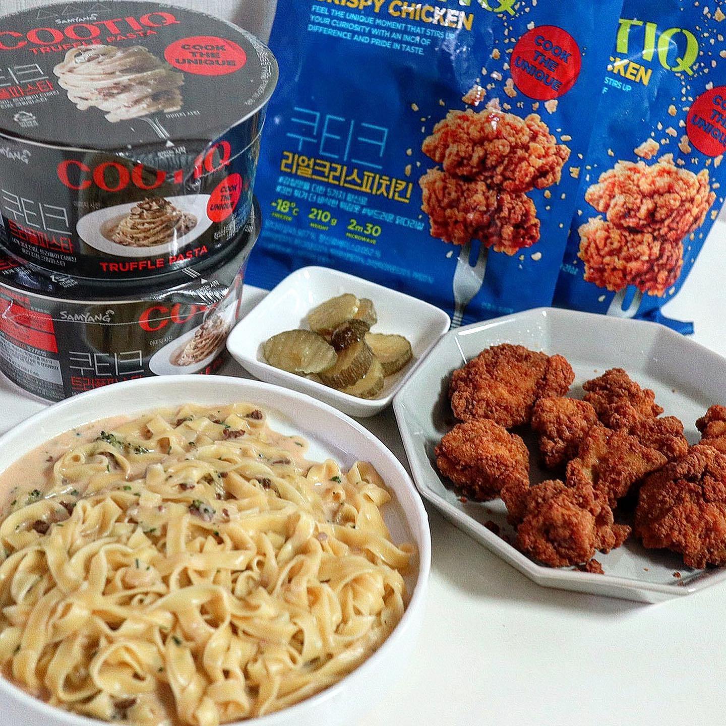 [#광고]홈스토랑 10분 완성🎵

성수, 한남 등 #핫플 맛집에서나 즐길수 있는 메뉴를 
집에서 즐길수 있는 브랜드 #쿠티크 

#트러플파스타
세계 3대 진미 트러플이 들어간 파스타는 물에 삶아 오랜 시간 건조 시켜 만든 건면으로, 일반 면보다 넓직한데 정말 부드러워서 아이들이 먹기에도 좋은 식감❗️

후레이크, 액상 양념, 분말 스프 총 3가지 소스가 들어가 트러플 풍미와 고소한 크림, 넉넉한 고기와 버섯, 브로콜리 후레이크로 식감까지😆〰️ 
맛 자체가 부드러워 매콤한 맛을 위해 후추 넣으니 더 잘어울렸어요✨

#리얼크리스피치킨
전자레인지나 에어프라이어에 조리하면 끝인 초간편 치킨은 3번 튀겨 바삭함 대박❗️
카레, 커민 등 3가지 향신료로 짭쪼롬하고 매콤함까지🤍 
거기에 중요한 only 닭다리살이라 부드러워서 
냉동실에 쟁여두고 #야식 으로 최공👍🏻

조리시간도 짧은데 퀄리티가 높은편이라 #홈파티 음식으로도 좋아요,,🥹 접시에만 담아도 바로 음식점 비줠🍾

🏁쿠티크 X 핫플 콜라보
한남동 벽돌해피푸드, 바바라스키친 성수동 콩카세, 꿉당 / 합정동 독타운피자 에서도 즐길수 있답니다😎

🔎구매처
https://m.brand.naver.com/syfoodshop (삼양식품 스마트 스토어)
📌[다이슨 에어랩 증정]인증 이벤트 진행중

#쿠티크트러플파스타 #쿠티크리얼크리스피치킨 #파스타 #치킨 #배달음식 #밀키트 #냉동식품 #홈다이닝 #삼양 #냥꾸먹방🍴 #먹팔 #맛팔 #먹스타 #맛스타그램 #맛집탐방 #맛스타