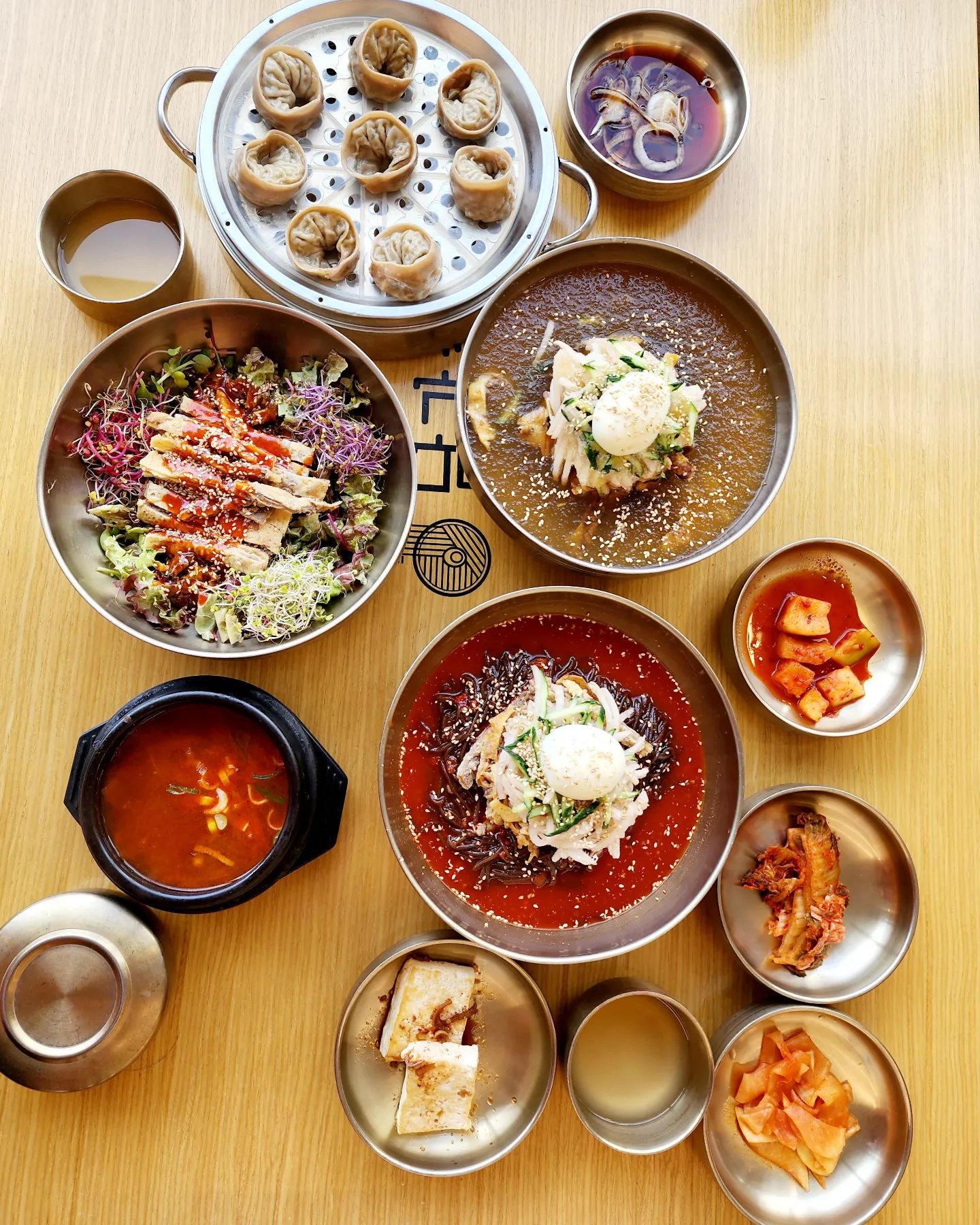 겨울엔 냉면이지 암만💕💕

한차례 비가 지나간 대구는
흐리지만 운치있네요😊

동대구역에서 친구를 만나 가장 먼저
냉면 뿌시러 왔답니다😊

개성있게 
물냉면+비빔냉면+메밀만두+육전비빔밥
한 가지씩 오더‼️

냉면 면 자체가 
너무 쫄깃하면서도 부들부들👍
고명으로 아낌없이 올라간 육전💕

진한 육수 국물 굿굿굿 이고요👏

만두피 쫠깃하고 속이 알찬 메밀만두
둘이 사이좋게 너 하나 나 하나😊

싱싱한 새싹채소 얹은
육전 비빔밥👌

꼭 밥 종류로 한 끼 먹어줘야 하는
토종입맛 베프 정이의 식성 만족감에도
지대한 공을 세웠음😘

#동구맛집#동구맛집추천#동구냉면#동구냉면맛집#냉면맛집#맛집추천#대구냉면#대구가볼만한곳#대구핫플#대구육전#육전맛집#대구여행#대구투어#효목동맛집#진주냉면남가옥 

⏩️대구 동구 효목동 1105

⏩️진주냉면 남가옥