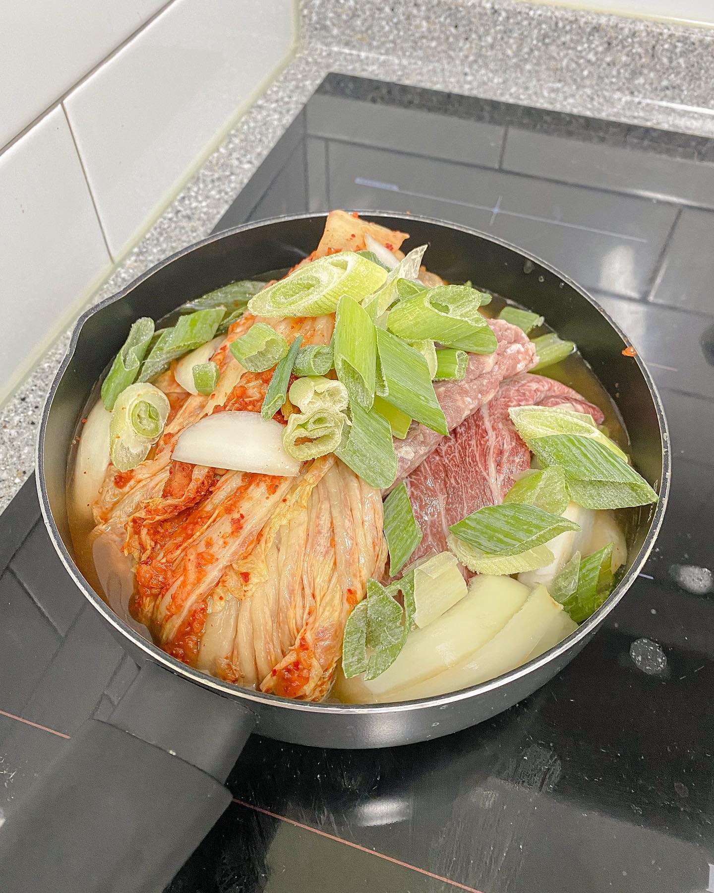 소고기 김치찜!
다이어트는 가고 다시 맛있는 음식의 세계로 ㅎㅎㅎ
오늘 저녁은 김치찜이에요
원래는 돼지를 넣어야 하지만
냉동실에 얼려둔 소고기 등심이 있길래 끓여 봤어요👍
담백하고 깔끔해서 저는 소고기도 맛있더라구요😆
레시피는 백종원 김치찜 레시피에요
끓이는것도 간단해요
맛있는 김치만 있으면 된답니다🥬

❤️김치 한 국 그릇, 소고기 300g
냄비에 김치 깔고 고기 올리고 다시 김치짤고
그 위에 양파 대파 썰어서 올리고
믈 500g 설탕 1, 간장 1, 된장 조금, 마늘 1, 고추가루 1 넣고 끓이면 끝!
자세한 레시피와 용량이 궁금하다면 백종원 유튜브 참조!

#김치찜 #백종원레시피 #백종원김치찜 #집밥 #집밥스타그램 #집밥요리 #집밥메뉴 #저녁밥상 #저녁메뉴 #먹스타맞팔 #먹스타소통 #요리스타그램