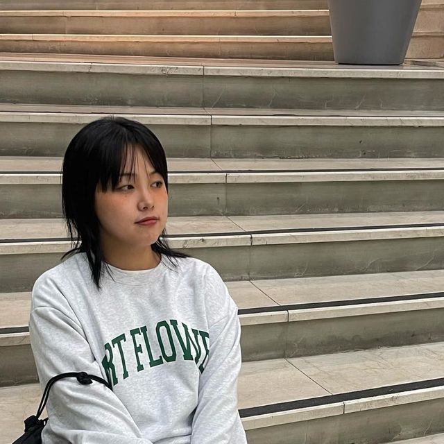 혜림포터 l 데일리룩 on Instagram: "#광고 @1rony9orno_official 데일리하게 입기좋은 #아이러니포르노 레터링 맨투맨💚 아이러니포르노만의 소프트한 원단이 핏을 더 이쁘게 만들어주는거같아요!