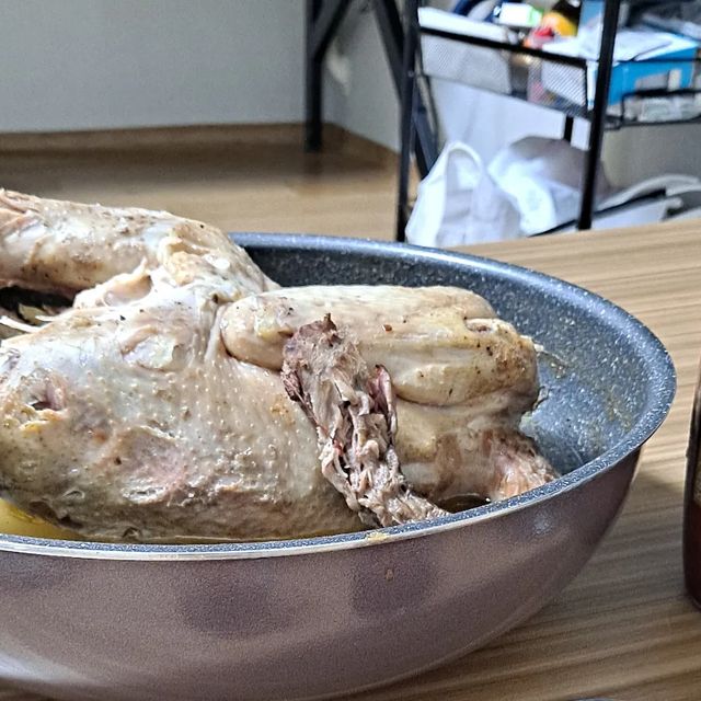 혜니 on Instagram: "#광고 #낭만밥상 쫄깃쫄깃한 육질과 구수하고 진한 국물이 일품!!! 토종닭 사이즈가 푸짐하고 엄청 커서3~4인은 먹을 수 있을 것 같아요.. 서비스로 받은 찰밥을 넣고 죽도 끓
