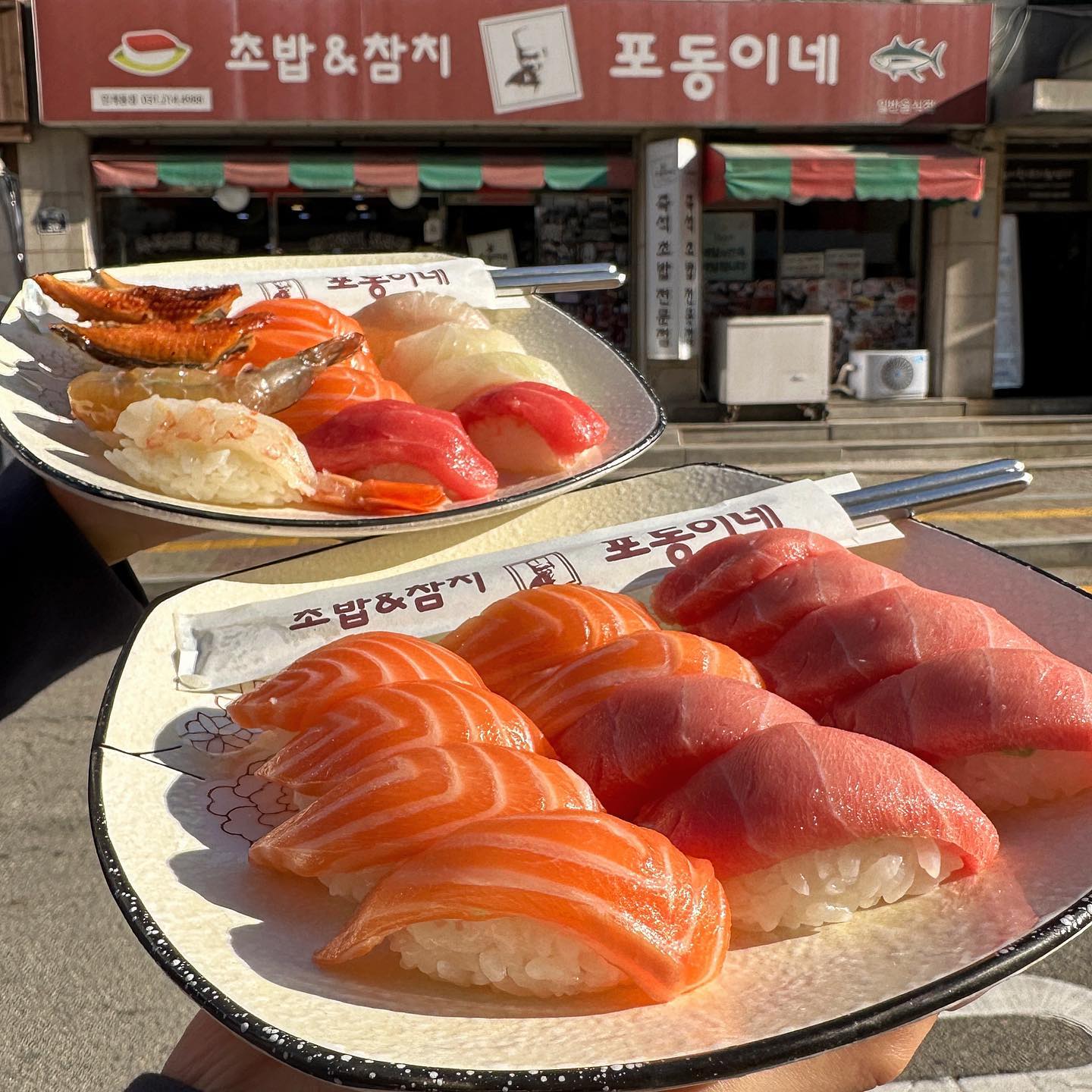 수원 즉석초밥 일등집.

도로초밥 첫입에 소름 쫙- 돋으실 거에요
로컬 토박이들의 숨겨진 맛집 #포동이네

납품제품이 아닌 직접 선별한 참치만 취급.
밥알이 녹으며 혀에 닿는 식감이 미친 곳🤦🏻
수십년에 경력이 느껴지는 장인의 손기술로
극강 고소함+녹아내리는 도로살과 배꼽살..
( 초밥을 시키면 뚝배기 우동무한+튀김3종 )

+ 술 한잔 하기에 딱 좋은 보물같은 곳.

🔎 매장 :포동이네(pd.031.214.4988)
▫ 주소 :경기 수원시 팔달구 효원로249번길 38

#포동이네인계점 #수원맛집 #수원초밥 
#인계동맛집 #인계동술집 #수원찐맛집