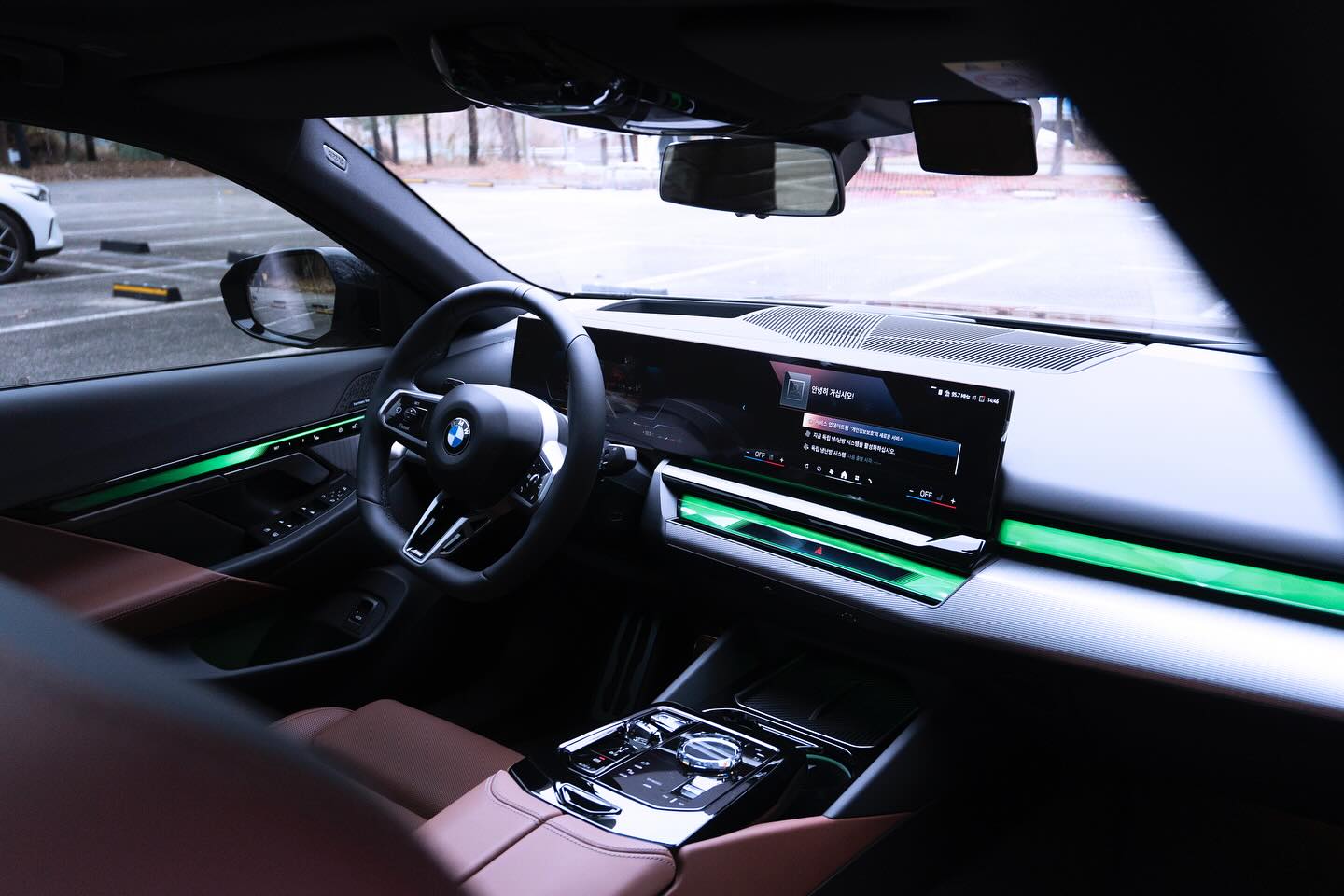 #BMW520i

딱 내감성.
잘 나가고 더 커진 디자인 멋진 디스플레이까지
증강현실을 품은 디지털 클러스터. 
실제처럼 잘 보이고 다양한 정보까지 잘 담아내고 있네. 

사실 이번 비엠은 더 커지고 옵션도 다양해서
베이직 모델만 구입해도 개이득. 
기존 모델 대비 80만원 정도밖에 오르지 않았다니./..

확실히 실내가 별로이던 비엠 디자인이
이젠 벤츠보다 더 예쁘고 실용적인….

걱정이었던 공조시스템 역시 디스플레이에
내재되어있지만 더 세심해지고 한두번 써보니 편하고 스마트한 느낌이 든다. 

차량 구입을 생각한다면 비엠520i베이직 추천~ 무선충전에 옵션도 절대 M라인에 뒤지지 않아… 

#BMW  #BMW520i #bmw520im #이쁘다