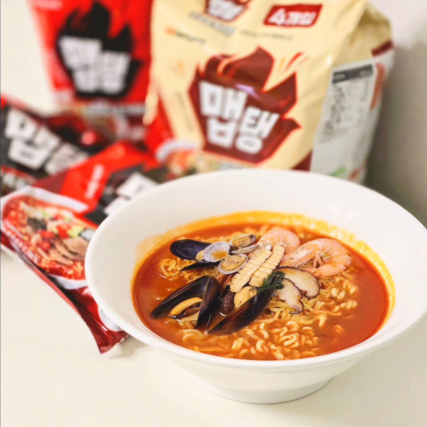 #협찬

요즘 내 최애 라면, 맵탱🍜
2가지맛✌️
흑후추소고기라면, 마늘조개라면!
마늘조개라면에 해산물을 첨가하면 일품요리완성~
남편이 맵다해서 쫄았는데 매운거좋아하는 저한테는 그리 맵지않더라구요ㅎㅎ
매운거 좋아하시는분들 맵탱도전해보세요🔥

📍레스케이프 호텔 홈페이지에서 ‘Spring Edition : Do EAT, Now’ 패키지 예약
 <홈페이지를 통한 예약 방법>
① 레스케이프 공식 홈페이지 접속 (https://www.lescapehotel.com/main)
② 상단 메뉴> Room Packages> Spring Edition: Do EAT, Now! 선택 > BOOK NOW
③ 날짜 / 객실 및 인원 선택 > 객실 타입 선택 > 예약 및 투숙 고객 정보 입력 > 예약 완료

📍공식몰 기획전 URL :https://m.brand.naver.com/syfo

#삼양식품 #맵탱 #맵탱마늘조개라면 #맵탱흑후추라면 #탄탄면 #해물라면 #레스케이프 #레스케이프호텔 #라면 #면스타그램 #해장 #해장템 #해장라면 #호캉스