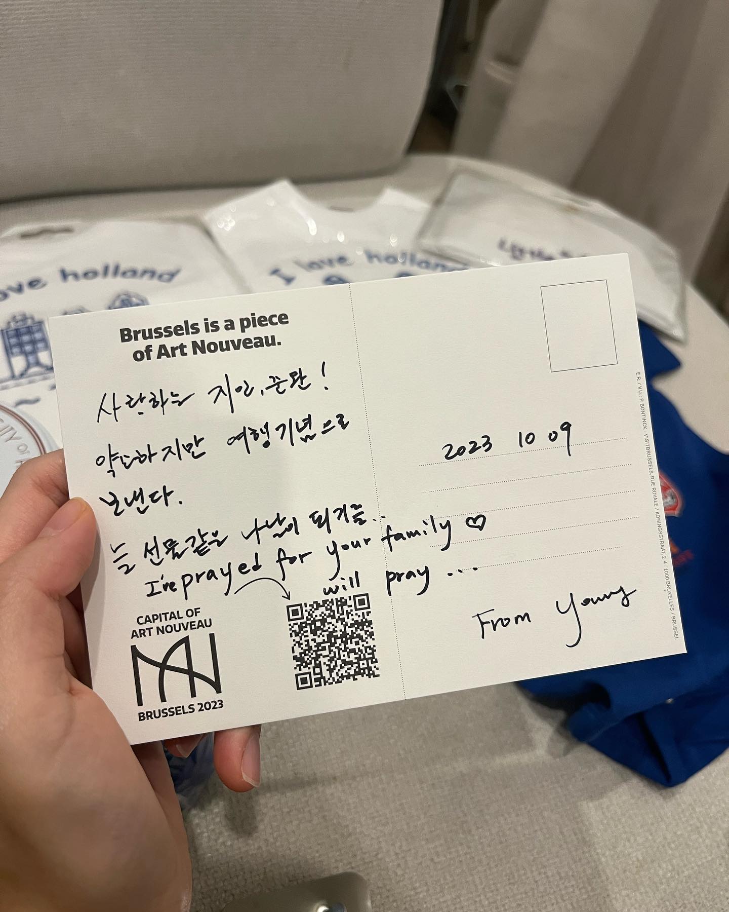 이번 추석 시어머니는 식구들과 함께 
프랑스, 벨기에 여행을 다녀오셨어요👨‍👨‍👧‍👧

너무너무 행복한 표정으로 여행 에피소드를 풀어내시며 
내후년 추석에 또 황금연휴가 있더라고 ㅎㅎ
그 때 다시 떠나기로 했다는 어머님..
그 생각에 벌써 들떠하시는 어머니 얘기를 가만히 듣다

‘어머니 저희도 아주 큰 부자는 아니더라도
이렇게 우애좋은 가족들과 같이 
시간 맞춰, 마음 맞춰 언제든 떠날 수 있을 정도의 
재력만 갖췄으면 좋겠어요’ 

제 얘기를 들은 우리 어머님 왈
‘지인아.. 근데 그게 큰 부자다?☺️’

띠용.. 가슴을 울리는 엄니 말씀
더이상 말을 이을 수가 없었던 저
부자는 뭐라고 생각했던 걸까?
비싼 아파트 비싼 차. 뭐 그런거 말고
내가 원하는 진짜 부자의 삶을
생각해보신 적 있나요 여러분…

그래서요….오늘부터 제 목표는 큰 부자입니다……☺️

#퇴근하고오니어머님소포💙
우리 뿌랑이는 좋겠네👶🏻🫶🏻