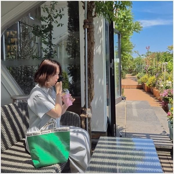 링거투혼으로 시작했지만, 가슴 벅차게 행복했던 #제주여행 🌴 여행 내내 야무지게 사용한 가볍고 예쁜 #디자이너에코백 #Eckabag 을 소개합니닷! ecka_archive

이제는 명품백보다 🙄 가볍고 트렌디한 #에코백 이 더 좋은 거! 😎 저만 그래요?? 

이번 제주여행에서는 디자이너가 만든 #에카백 을 종류별로 챙겨갔는데요! 
센스있고 감각터지는 디자인과 컬러!🎶
그리고 자연스러운 쉐입까지!!! #Ecka 의 매력에 그만 퐁당~ 👏 빠져버렸답니다😊

✅ #에카에보백 은 사이즈도 디자인도 취저인 #보냉백 이라 음료랑 간식 넣어다니기 딱 좋았고!

✅ #에카아닐백 은 미니미하면서도 딱 실용적인 크기라  스마트폰 + 지갑 쏘옥 넣어다니기 넘나 편했고!

✅  #에카수닐백 은 A4까지 쏙 들어가서 🎀 지금도  매일매일 #데일리백 으로 애정하게 되더라고요! 

넘나 스타일리쉬한 #실버백 은 여기저기 코디하기에도 편해서👍 진짜 요즘은 매일 요것만 들게 되는 것 같네용!👩

👉 네이버 검색창에서 "Ecka" / 에카
👉 https://smartstore.naver.com/ecka

#에카 사이트에서는 화이트 / 블랙 / 그린 / 카키 등등... 더 다양한 컬러와 제품 라인업을 확인할 수 있으니까!✨️

#가벼운가방 #가벼운토트백 #도시락가방 #나들이가방 #타포린백 #타포린가방 #에코백 #방수가방 이 필요하다면 곧바로 달려가 보세요! 🎁

저는 #가벼운쇼퍼백 #에카토바백 을 저를 위해 하나 더 겟겟 해볼 참입니다요 🤩😃😄😋

스마트스토어에서는 #미니클러치 #다용도백 #피크닉매트 #랩탑파우치 #미니파우치 도 살펴볼 수 있으니 지속가능한 환경🌍을 위해 우리모두 #에카리스트 가 되어보쟈규요! 😍