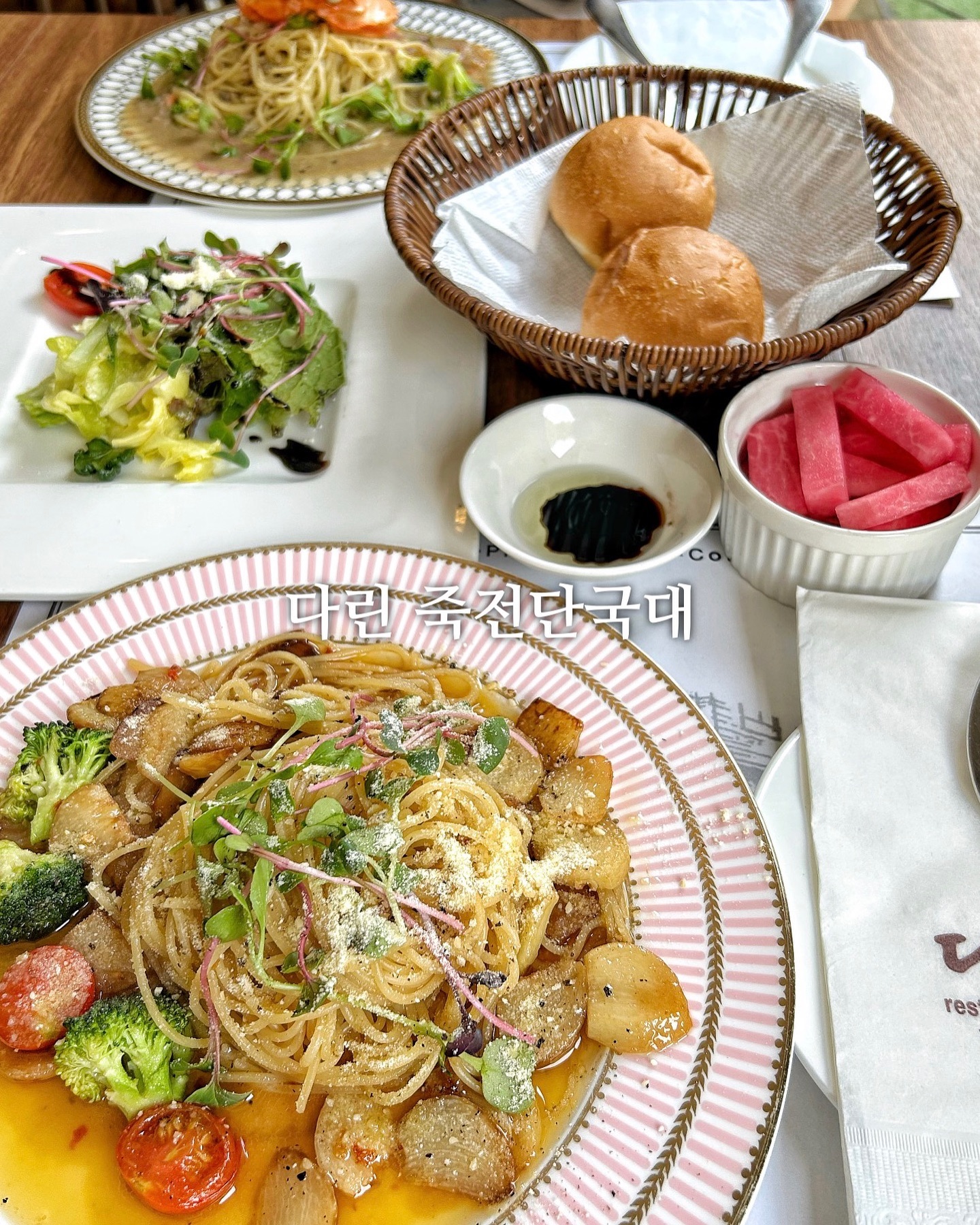 #협찬 #다린 #죽전다린 #죽전파스타맛집

오늘은 예쁜 레스토랑 죽전 파스타맛집
[다린]에 파스타 달리러 왔어요오🥰

✅ A세트 23,000
빵+샐러드+파스타+치즈케이크+아메리카노/음료
✅ 대게장 오일파스타 19,000

따끈하게 나오는 식전빵 너무 맛나고
샐러드 완전 신선하고 아삭아삭👍

궁금해서 주문해본 대게장 파스타는
일단 비쥬얼부터 까리하다
게딱지가 파스타 위에 따악!
대게살이랑 대게장으로 만든 파스타인데
향 너무 좋고 감칠맛 장난아님🫢

알리오올리오에는 마늘이 그득그득해서
너무 맛나면서 담백 그 잡채에 면도 탱글

후식으로 나오는
아메리카노랑 치즈케이크 조합은 말해모해
후식 마무리까지 갓벽!!
분위기랑 매장이 너무 예쁜 죽전 맛집❤️‍🔥

📍경기 용인시 수지구 죽전동 1337-5번지 1층 다린

#단국대파스타 #죽전파스타 #죽전맛집 #수지맛집 #용인맛집