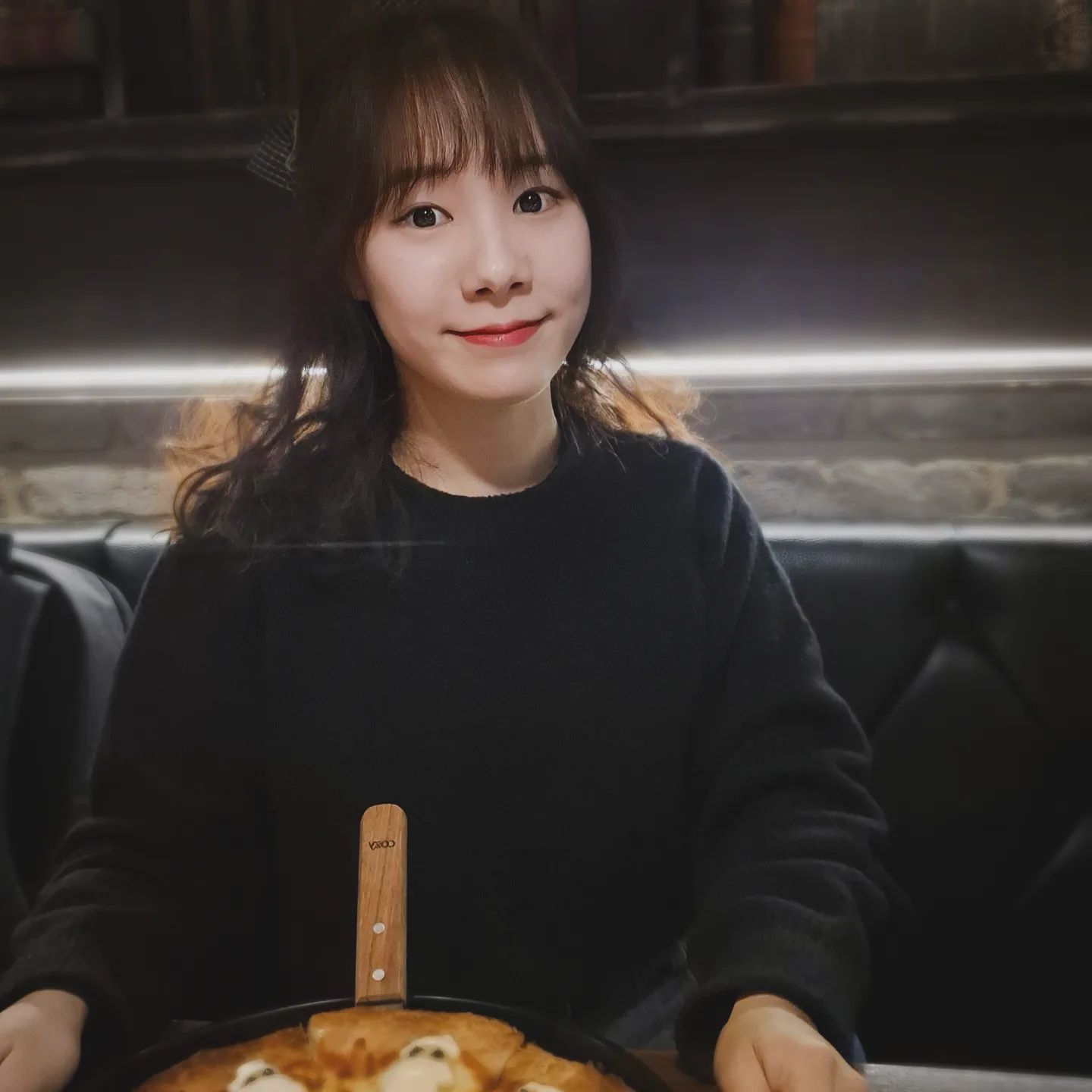 이번 달에 두 번 간 와구와구 신촌 🧙🍝
중앙대 다닐 때 마음의 고향이었던 신촌에 청주교대 칭구들이랑 놀러가니 타임워프물 혹은 평행세계물 찍는 기분이었다ㅎㅎ 그 세계의 해맑은 20대 지윤.. 잘 지내나요?

마녀주방은 매 년 가는 것 같은데, 이번에두 야무지게 먹구 왔다🧙‍♀️
냠냠 흡입한 목록: 김치칠리라이스랑 미이라포테이토피자, 마녀의 돈마호크 스테이크, 부채살 크림 리조또, 새우로제리조또! 다 정말 맛있었다🫶 링거 칵테일도 늘 신기방기🍷
매장에 있는 마법사 지팡이랑 모자, 말레피센트 머리띠, 낫과 도끼😱 소품들이랑 사진도 찍구 추억을 차곡차곡 쌓았다✨️✍️

_____________________________________________________
#신촌맛집 #신촌맛집추천 #신촌데이트 #이색맛집 #사진맛집 #마녀주방#마녀주방신촌점 witchskitchen.official witckitchen_sc