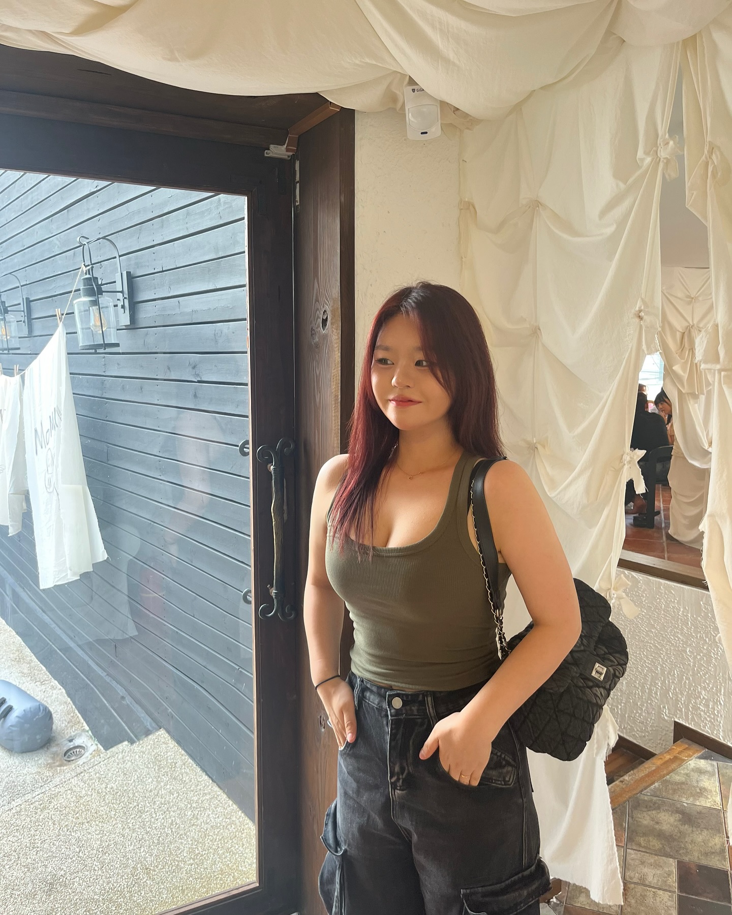 #후기 #리뷰 #카페리뷰 #카페후기 #옷후기 #옷리뷰 

작게 작게 카페만의 이야기가 숨어져 있는 일반 가정집이 아닌 묘한 매력이 뿜뿜한 색다른 가정집 카페 가보고싶으시다면 chimneymansion 

참고로 3번째 사진은 1번째 사진에 있는 공간에서 뒤에 비치는 그림자를 찍은 거에요✌️ 제일 맘에 드는 사진🤪

💗 입구 쪽 거리 이쁘고 테라스 이쁘고 1층 이쁘고  2층도 이쁜 안이쁜 곳이 없는 인테리어
💗 다 같은 인테리어가 아닌 각자 다른 느낌의 분위기라 더더 좋음
💗 음료와 빵 미친 비주얼 + 꿀맛

TOP - 오프라인, Zara
BOTTOM - 오프라인 매장

💚 겨드랑이 쪽에서 가슴 쪽 이어지는 살 다 가려주는 나시
💚 쫀쫀하게 잘 늘어나면서 입으면 딱 잡아주는 핏 
💚 최적의 두께와 자세히 보면 나시 끈 쪽에 모아지는 선이 있어서 더 라인이 이쁨

🖤 주머니가 좀 많은 디자인인데 그럼에도 불구하고 다리가 부하거나 오버스럽거나 그런 느낌이 전혀 없음
🖤 하이웨스트 = 사랑

#홍대 #합정 #침니맨션 #여름코디