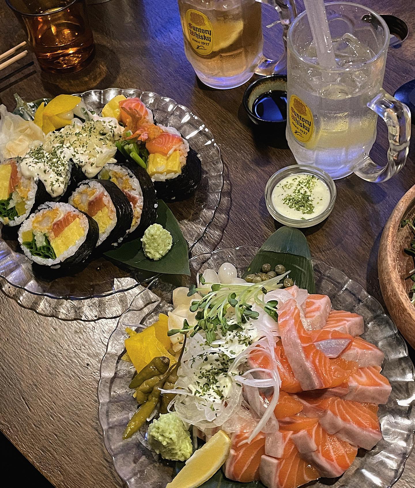 ⠀
심해라는 이름과 딱 맞게
깊은 바닷속에 온 것 같은 곳🐠
⠀
분위기 너무 좋죠!
묘하면서도 매력적인 곳이더라구요💙
아주미는 핫플 죠아해요 히힣
⠀
심해는 사시미가 엄청 맛있고 유명하다고 해서
연어러버는 연어사시미 주문했는데
한점한점 두께보고 깜놀!
엄청 도톰하고 정말 맛있더라구요!
⠀
후토마끼 크기 장난 없죠?
진짜 알차고 너무 커서 배터지는 줄 알았어요 최고얌…🩷
⠀
평일인데 자리가 없어서 웨이팅 해야할 정도였어요
핫한 곳은 이유가 있다며👍🏻👍🏻👍🏻
⠀
색다른 분위기에 핫한 곳을 찾으시는 분들께 완전 추천
또 가야지!!!!!😝

심해 (simhae3740 )

⠀
#심해 #울산 #삼산술집 #울산술집 #삼산맛집 #울산맛집 #협찬