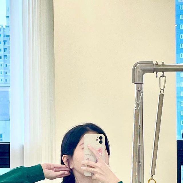 다은ෆ on Instagram: "#광고 @standarderror_official 날씨가 추워져 운동복 위에 꼭 입고 다니는 스탠다드에러 맨투맨!!💚 오버핏 맨투맨이어서 레깅스랑 입으니 너무 잘어울린다..🫧 고품질 원단을