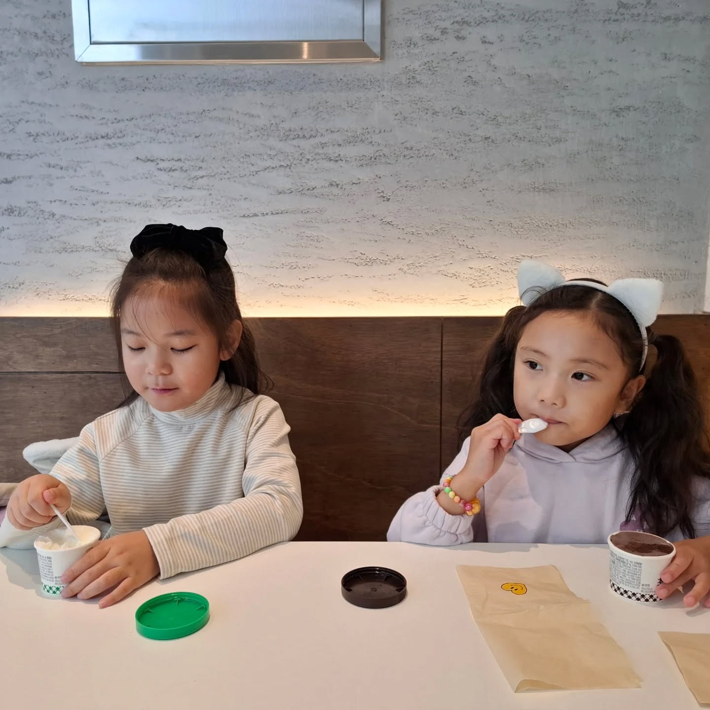 .
귀염댕이 단짝♡
떨어져서 우찌 지낼까~~~
함께있는 동안에 신나게 보내보쟈!
엄마도 이모없이 왕따될까 무섭다.......ㅠ
.
.
#단짝 #귀염둥이들 #찐친