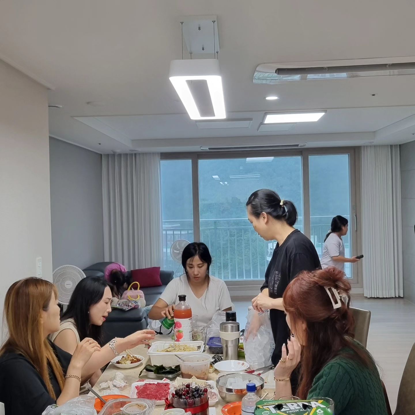 #20230902
.
.
주기적으로 1박을 경험하는 우리~❤️
외박이 잦은 요즘이지만 이시간은 소즁해...
공주 모임(공포의 주둥아리)
.
.
#고딩동창 #우정스타그램 #1박2일 #먹방과수다는세트