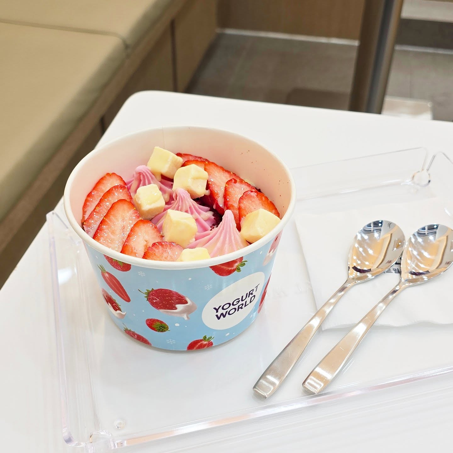 #협찬 yogurtworld_official

🍓🍓🍓 딸기듬뿍~~
얹어져있는 요거트 아이스크림 만나러 요거트월드 🩵💙
요거트아이스크림에 다양한 토핑을 얹어서 냠냠

이번 딸기시즌을 맞아
생딸기 듬뿍 담긴 딸기시즌 메뉴 5종이 출시 되어서
연말 파티에 제격인 요거트월드😘
이 긴..긴... 방학 요거트월드와 함께 달달하게 지내보아요~~

📍요거트월드 위례점 🥰
경기 성남시 수정구 창곡동 509-1 우성트램타워 A-120호

#요거트월드 #yogurtworld #요거트아이스크림 #그릭요거트 #생과일아이스크림 #요거트프랜차이즈 #딸기 #생딸기 #딸기시즌 #겨울시즌메뉴 #겨울신메뉴 #연말시즌 #연말파티 #신메뉴 #위례맛집 #위례디저트맛집 #위례요거트아이스크림 #위례중앙맛집 #위례중앙디저트맛집 #위례중앙요거트아이스크림