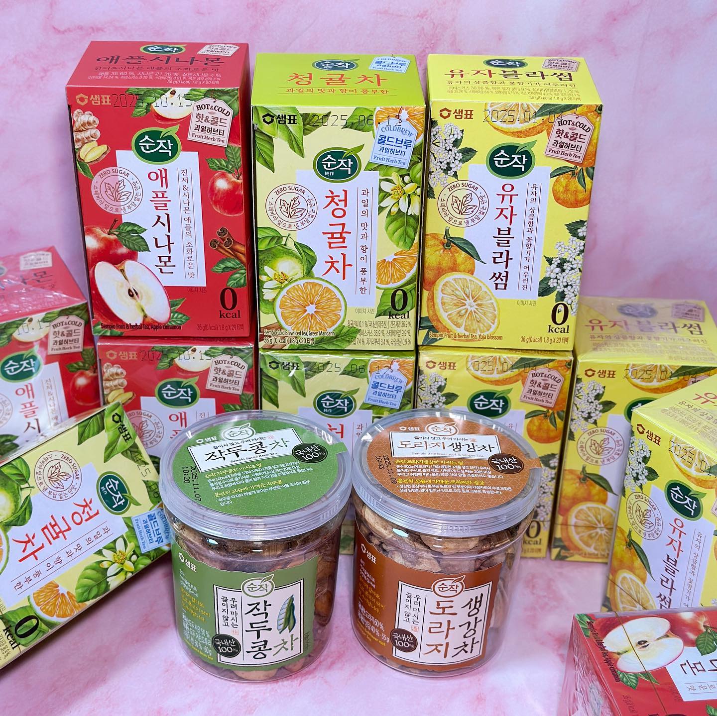 #협찬 sempio.official

날이 쌀쌀해지니 따듯한 차가 생각나죠?
파우치에 넣어놓고 어디서든 꺼내 마실 수 있는
순작 과일 허브티를 매일 챙기고 있어요 🙌🏻

따듯한 물, 찬물 어디에든 잘 우러나는 
핫&콜드브루 티백을 사용 했어요

그리고 제로 칼로리, 제로 카페인은 물론
설탕, 카페인 없이 마시는 차로 
누구나 부담 없이 즐길 수 있답니다🤍

상큼 달달 한 과일의 향과 
허브의 풍부한 아로마 효과 까지 🫖

애플시나몬은 시나몬,진저,사과 맛으로
잘 어우러지면서도 달달한 그 맛과 향이
참 매력적인 거 있죠~~?

특히 애플 시나몬은 우유에 냉칭 해서
밀크티로 먹기도 좋은 제품이랍니다🥛

상큼한 유자, 꽃향기가 어우러진 유자 블라썸도 특별했고
연근 우엉차와 도라지생강차 역시 건강을 위해
매일 마시기 좋은 차라 진하게 우려 마시는 중이에요

따듯한 겨울! 따듯한 차와 함께 ~💜

#유자블라썸 #과일티추천 #허브차 #과일허브티 #티백차추천 #허브티 #홈카페 #순작 #애플시나몬  #애플티 #애플시나몬티 #유자차 #티백추천 #독감예방 #겨울차추천 #환절기차추천 #홈카페레시피 #감기예방 #유자차추천 #과일차추천 #허브차