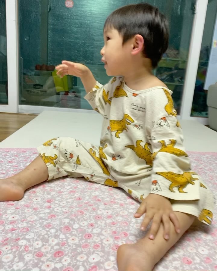 #다리아파

항히스타민제먹고 호전되면서 기분 좋아진 아들
화장실갈때도 아빠가 안고 모셔다 드림….
정말 넌 우리집 상전….그래도 아픈거보다 천배낳음!!