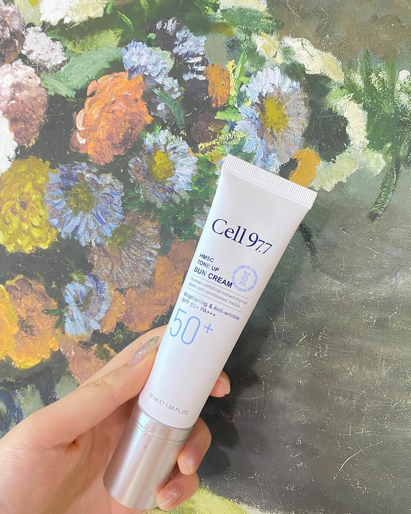 #협찬

셀97.7 HMSC 톤업 선크림 50ml [89,000원]

단조로운 선크림이 아닌 피부과학을 실현한 자외선 Protector

피부 보습개선에 도움을 주고 기미 및 색소 침착 완화
모공을 개선시키는 놀라운 톤업 피부 선크림

50미리라 휴대하기 편하고 미니백 안에 쏙 들어가고 피부톤을 자연스럽게 밝고 환하게 개선 시켜 주는 것은 물론 피부결을 되살려줘요~

칙칙한 피부나 생얼에 불편한 경우
톤업 선크림 하나로 ok

세계 29위 줄기세포기술력을 지닌 STRI연구소에서 특허기술로 만들어낸 원료 HMSC(인체제대중간엽줄기세포배양액)가 함유!!

LA에서 주관하는 패션위크의 공식초청코스메틱브랜드로,모델들의 아름다운 피부 연출을 돕는 브랜드랍니다🩷

링크
https://www.cell977.com/

celgen_official

#잡티완화#모공축소#보습개선#톤업#톤업선크림#줄기세포화장품#줄기세포배양액#피부톤#선크림추천#잡티