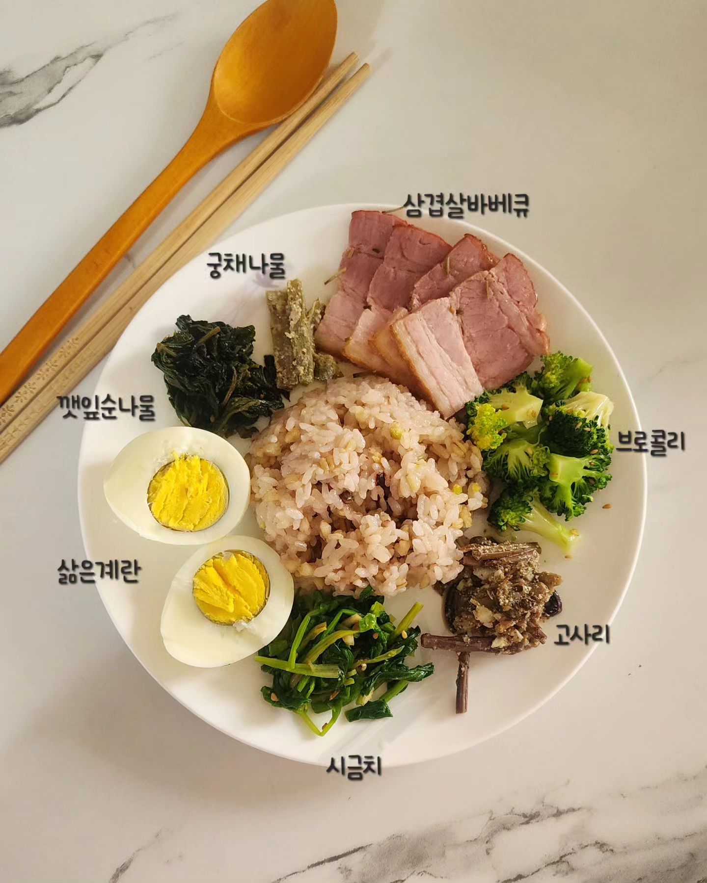 편식하는 우리 은별이가 달라졌어요😍

☺︎ 신생아때 2.3킬로 모유먹을 힘이 없던 은별이는 어쩔수없는 여러가지 상황들로 분유수유를 해야했고,
국내산 분유는 모든 종류에 설사와 분수토를 해서
신생아 담당 선생님이 소화기관이 이상한거같다고
조영제먹이며 위험부담 안고 X선 영상 촬영까지 했는데 
이유없이 위로 넘어가기 직전 역류를 한다해서
되도록이면 먹이고 소화될때 안고있으라고 했어요
그러면서 쿠팡도 없던 시절 외국분유중 한가지가 잘 맞는게 있어서 신생아용 으로 6개월때까지 (단계도 못올림...토해서) 한 통에 7만원이 넘던 분유를 먹이며 이유식을 조금 빨리 시작했어요 (영양가없는 분유만 먹을수있어서...)

☺︎ 이유식때는 모든 과정을 제 손을 거쳐서 조리해야지만 먹고
친구엄마들 따라 시판용 사서 먹여봤다가 울고불고 난리쳐서
아무거나 먹이지 못하고 유기농 채소로 이유식을 만들어 먹였는데
그와중에도 극도로 싫어했던게 고기류와 브로콜리😂
아가들 하루 얼마이상 고기 먹이라는데 절대 안먹더라구요...
이때부터 편식쟁이 심상치않은 기질이 느껴졌어요

☺︎ 유아기때는 할머니집에서 크면서 채소, 나물 정말 잘 먹었고
이때까지도 소고기, 돼지고기에 대한 거부는 여전했어요
제가 20살 전까지 거의 90프로 채식주의자여서 
그냥 별이도 체질이고 입맛인가보다 했어요

☺︎ 초등되면서 갑자기 고기맛을 알더니 (7살때부터 조짐을 보임)
뒤바뀐 입맛... 채소 나물을 멀리하고 고기류, 튀긴음식 위주로 먹으려 하더라구요... 학교 급식은 맛이 없다고 입맛에 맞는걸로 조금 먹고와서
집밥으로 허기 면하듯 먹는양도 엄청 늘더라구요
.
.
진지하고 심각하게 별이와 얘기를 했어요
성장문제, 영양문제 등...

노력해보겠다! 하고 다짐하고 선언하더니
정말 잘해주고있는 별이에요🩷

오늘도 나물과 단백질로 든든히 점심 먹이고
딸기씻어주려구요🍓

인스타에 또래아이들 밥상과 먹방 보여준게
큰 도움되었어요🫶🏻
친구들은 이렇게 이런거 잘먹는다~~~
했더니 느낀점들이 있었나봐요💕

인스타의 순기능
감사해요◡̈