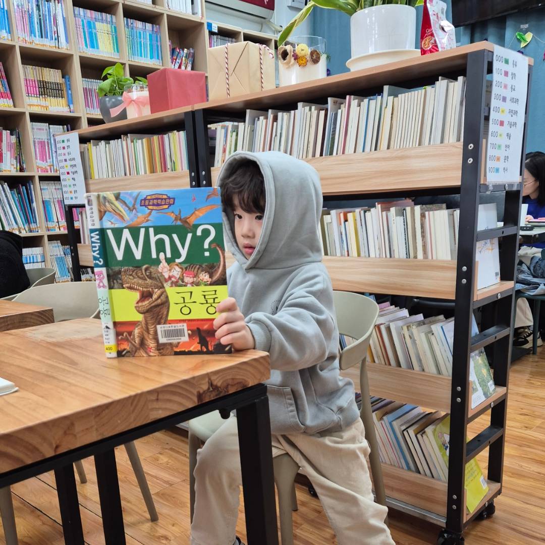 📖

한국책이 가득한 작은 도서관 겸 북카페

들어가자마자 "여기에 한국책 많으면 좋겠다~"
하고선 여긴 한국책들이 많은 곳이라고 했더니
얼른 한권 고르고 앉아 읽기 시작함 ㅎㅎ

글씨는 모르지만 그래도 두권이나 보고 나옴 ^^

얼른 한글을 주르륵 읽을 수 있음 좋겠다. 

#작은도서관 #주말 #휴식 #엄마는10장도못읽음