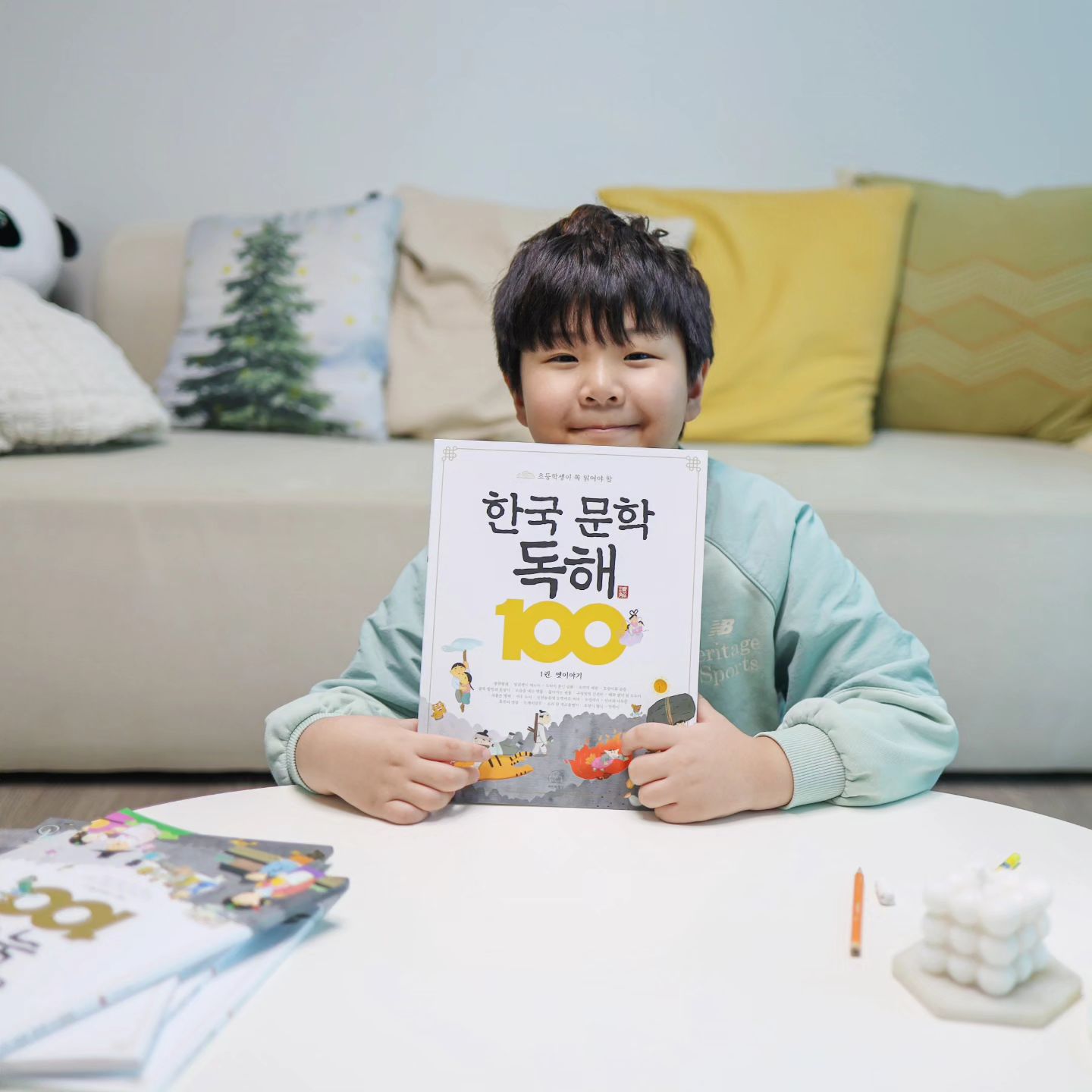 #협찬 #한국문학독해

매일 하루 15분 한국 문화 독해 읽기
초등 1,2학년때는 읽기 습관이 중요하다면
3학년부터는 글을 읽고 흐름과 내용을 파악하는 것이
아주 중요하기에 연습이 필요하다고 생각해서
"한국문화독해 100" 시리즈로 활용하고 있어요

한편의 한국문화를 읽고 작품의 배경과
문학적 요소를 학습할 수 있기 때문에
읽기 습관은 물론 독해력과 어휘력을 길러줄 수 있어요

먼저 학습 계획표가 나오는데
매일 한편씩 문학을 읽고 한 장을 가볍게
4주 20일 동알 풀수 있게 되어있어요

"한국문학독해 100" 1권부터 ~ 6권까지
고전 문학과 현대 문학을 담아놓았어요

국어 교과에서 작품을 통해 장면이나
인물에 대해 알아보거나 이야기를 
상상하는 단원 등이 포함되어 있는데
한국문학독해에는 교과 연계를 통해 다양한 작품들을 
살펴볼 수 있으니까 학교 공부에도 도움이 되겠죠!!

1주 5일간의 학습이 끝나면 어휘 학습으로
복습하는 시간으로 다양한 문제 유형으로
어휘력을 기를 수 있어요

문학작품이라면 어렵고 지루 할거 같지만
우리가 익히 듣고 자란 옛이야기로
고전 문학과 현대문학까지
교과서에 수록된 100편 총 6권으로 구성
<이서윤의 초등생활처방전 365> 이서윤선생님과
<스티커 전쟁>  최형미 작가님,
현 고등학교 국어과 교사이신 이후영 선생님의 적극도서이기도 해요

#한국문학독해 #한국문학 #초등독해
#이서윤 #최형미 #인물독해 #세계명작독해
#과학용어독해 #사회용어독해 #오발탄 #봄봄 #콩쥐팥쥐
#독해 #전래동화 #소나기 #초등어휘력
#교과연계 #교과연계도서 #세번째행성
#원미동사람들 #춘향전 #선학동나그네